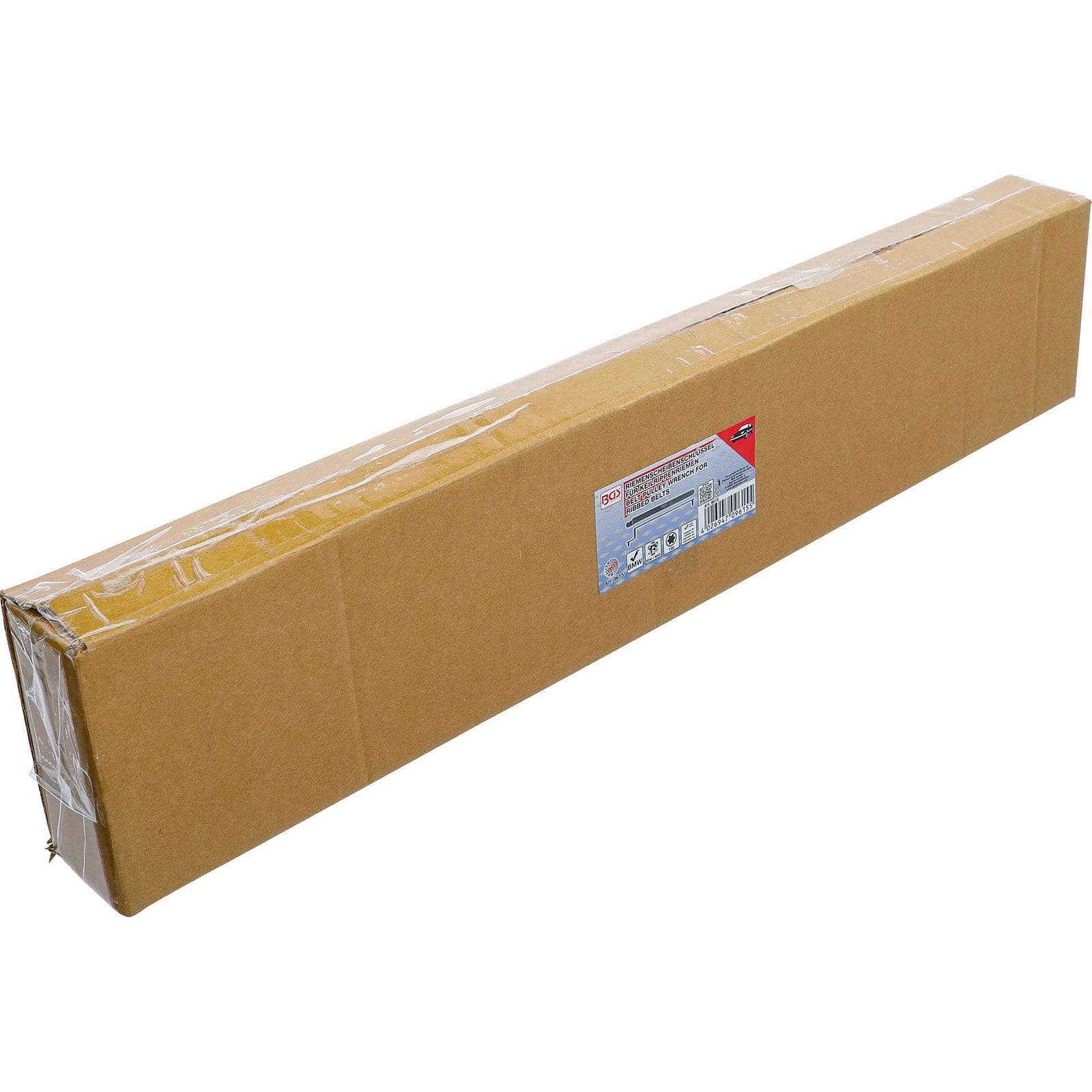 Eine lange, braune Kartonversandbox, die mit transparentem Klebeband versiegelt und an der Seite beschriftet ist, wahrscheinlich zum Transport oder zur Lagerung von Waren.