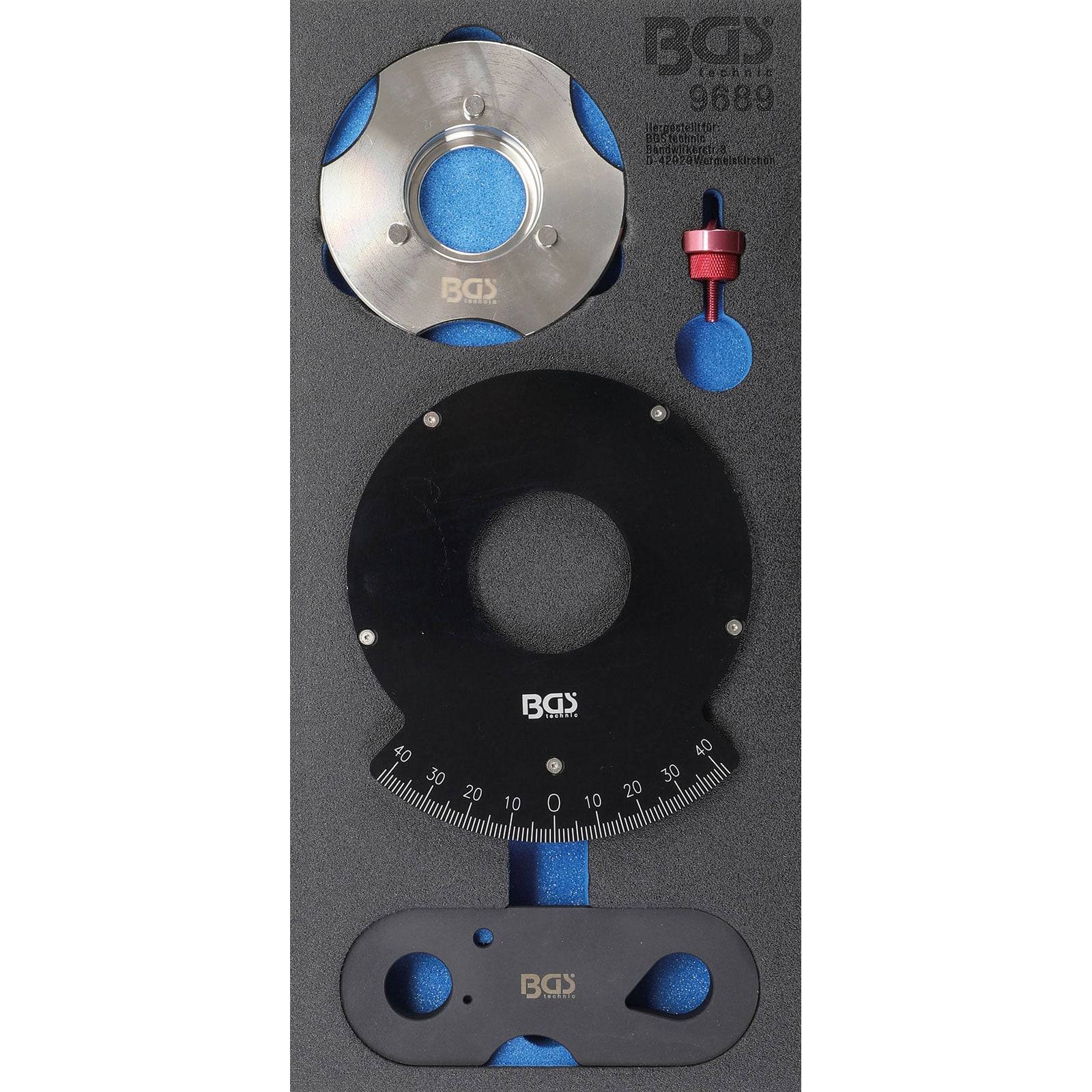 Ein Satz BGS-Präzisionswerkzeuge, bestehend aus einer Kalibrierscheibe, einem Winkelmesser und einem Gewindeanschluss, in einem Schaumstoffkoffer organisiert.