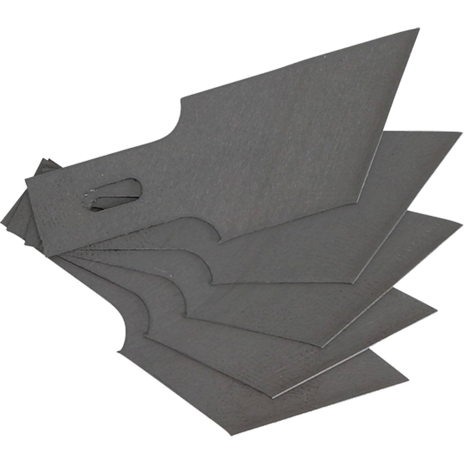 Ein Stapel von dunkelgefärbten, industriell gestalteten Schaberblättern mit einer Schlitzöffnung nahe der oberen Kante.