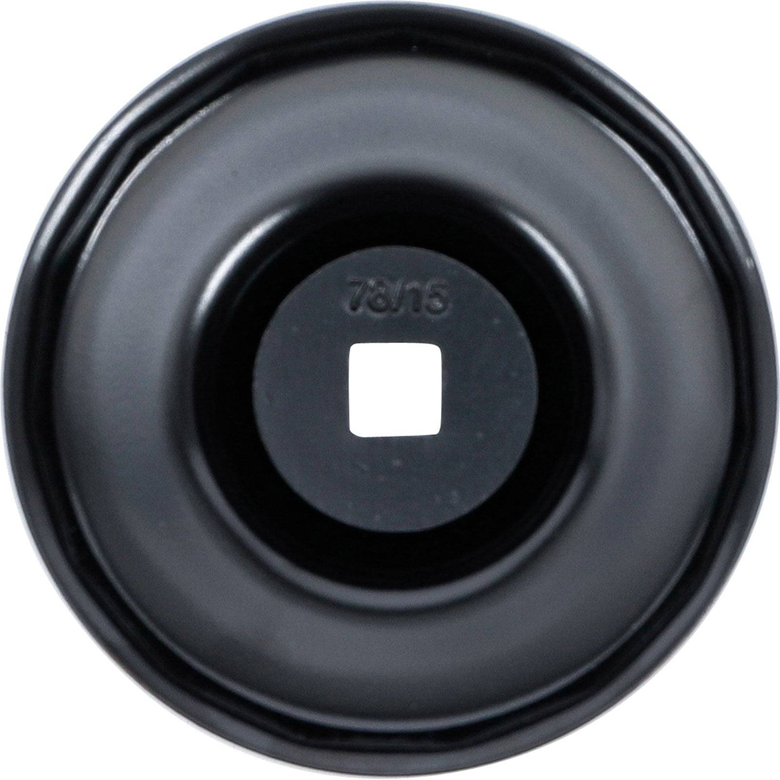 Ein rundes schwarzes Ersatz-Brennerregler für Gasherde, mit einem quadratischen Loch in der Mitte zur Befestigung.