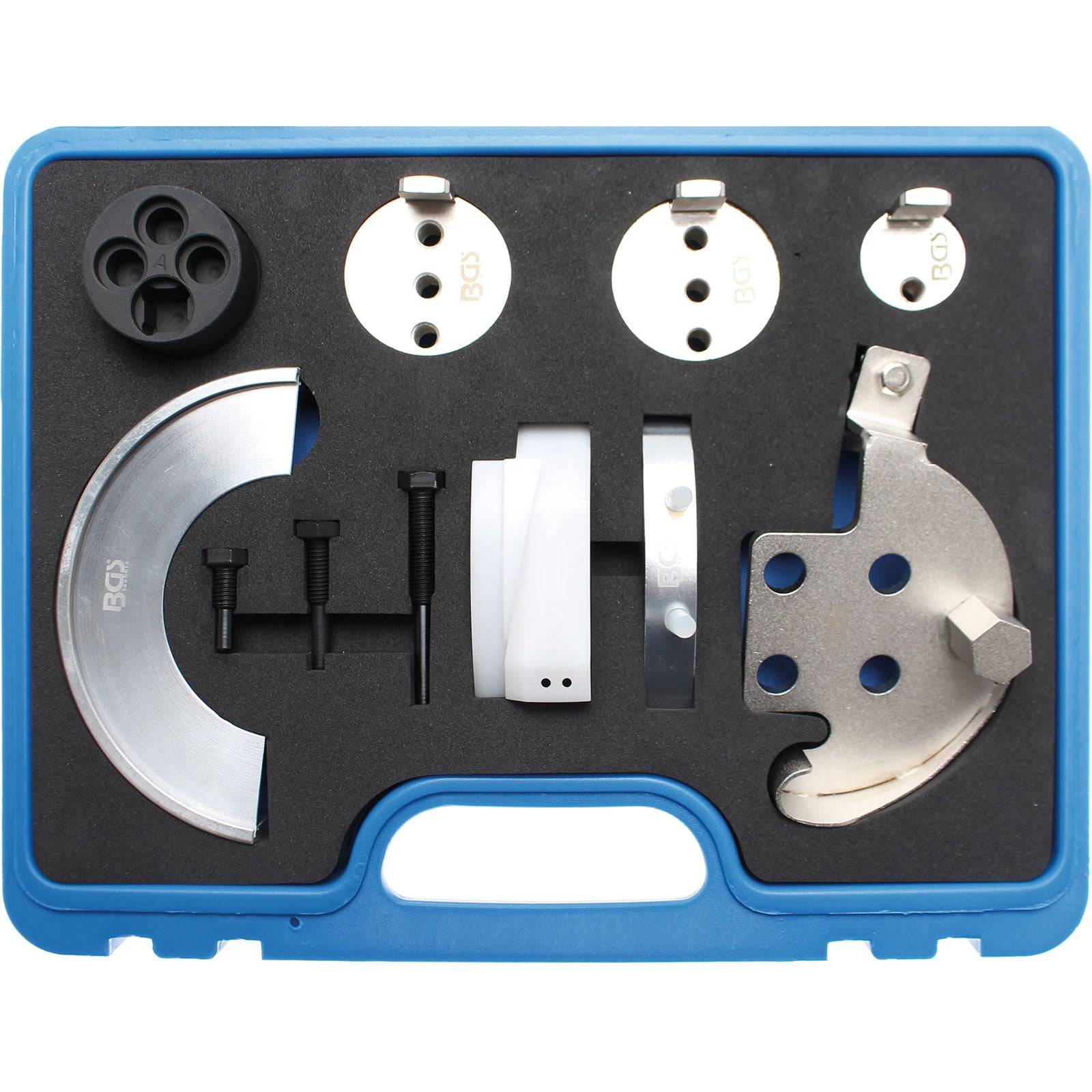Ein blauer Koffer mit verschiedenen Kreissägeblättern, einem Sechskantschlüssel und Montagezubehör, ordentlich in Schaumstoffpolsterung angeordnet.