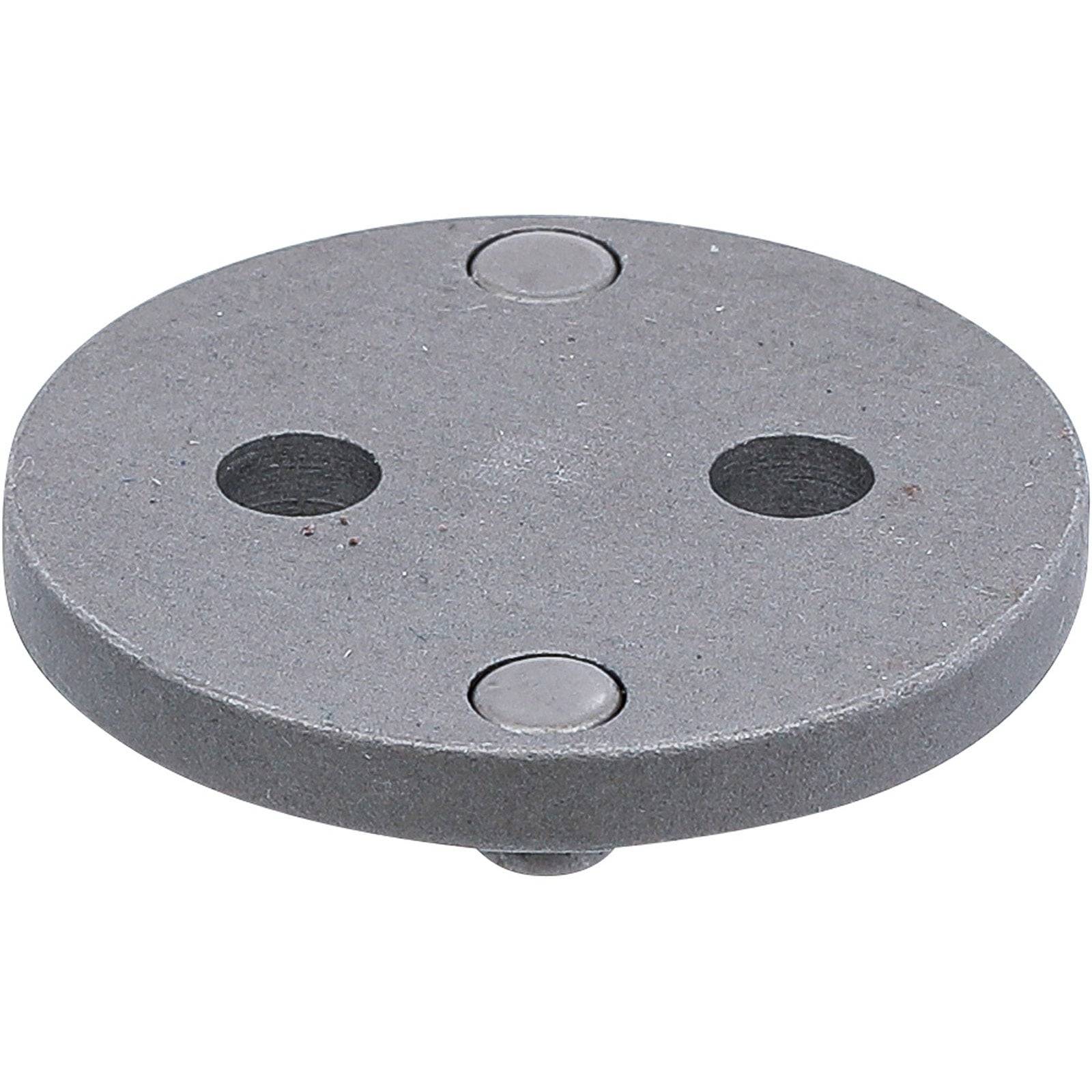 Eine runde Metallplatte mit drei gleichmäßig um das Zentrum verteilten Löchern, die vor einem weißen Hintergrund platziert ist.