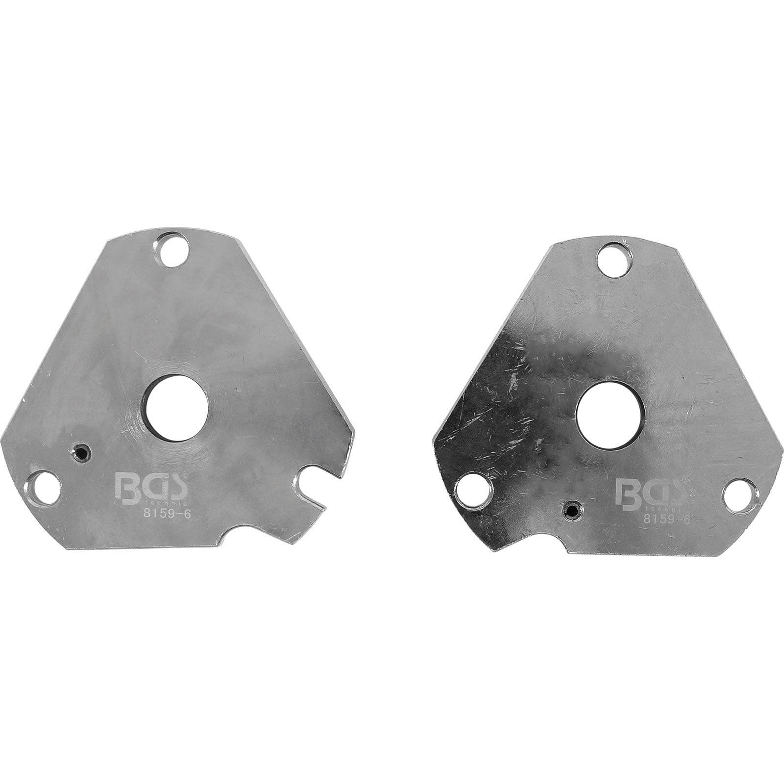 Zwei metallische, dreieckige Platten mit Löchern und dem Schriftzug 'BGS' darauf. Sie scheinen Teile eines Werkzeugsatzes zu sein.
