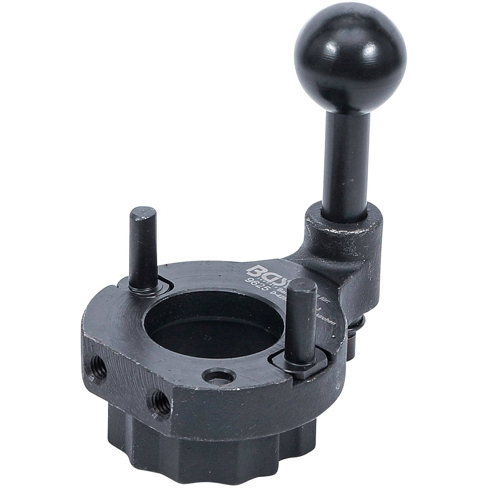 Ein schwarzer Knopf und Stiftbeschlag mit einem Arm, höchstwahrscheinlich ein Maschinenteil, das für das Sichern oder Justieren mechanischer Komponenten konzipiert ist.