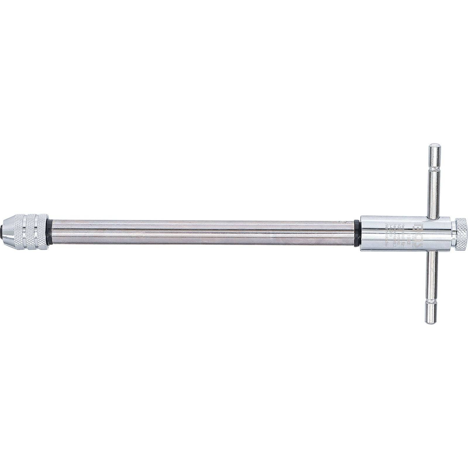 Ein T-Griff-Handgewindebohrer-Schraubstock aus Metall, der zum Drehen von Gewindebohrern oder anderen kleinen Werkzeugen verwendet wird, mit einem verstellbaren Spannfutter und Griff zum Festhalten.