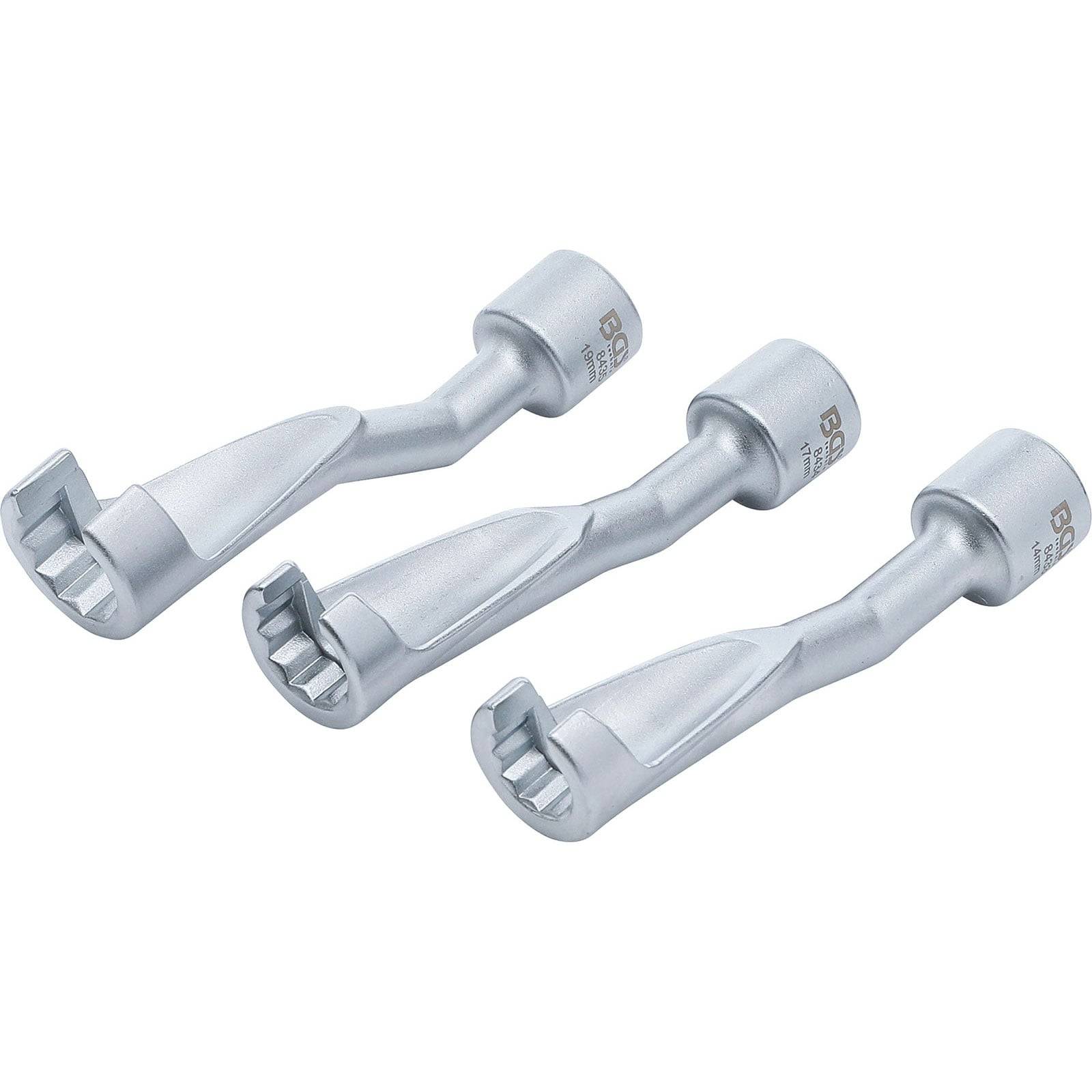 Drei silberne Verlängerungsschlüssel, jeder mit einem einzigartigen Armdesign, sind diagonal vor einem weißen Hintergrund angeordnet.