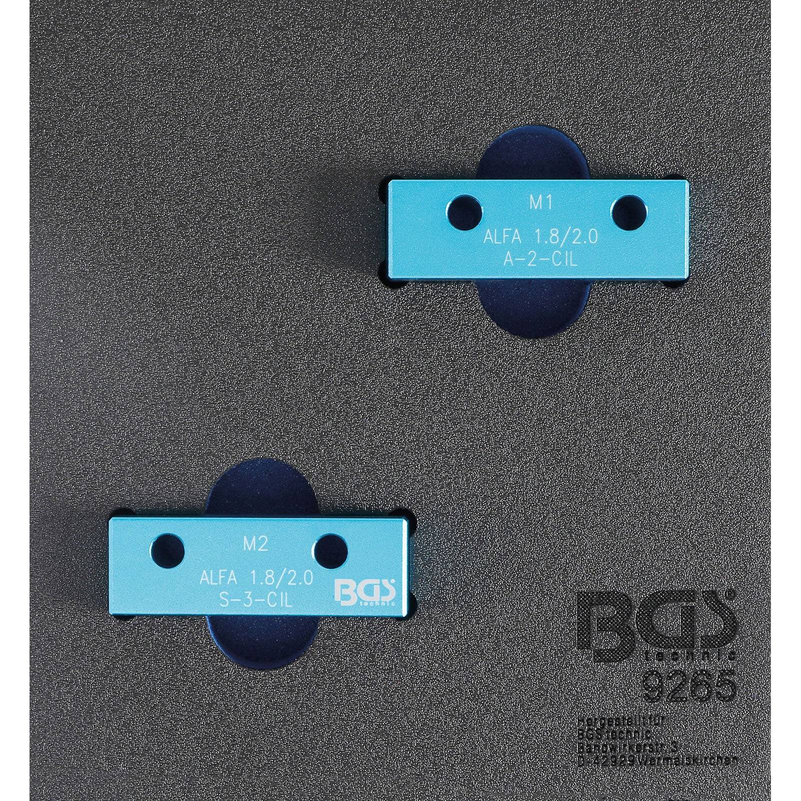 Zwei blaue Etiketten auf grauem Hintergrund. Das obere Etikett liest sich 