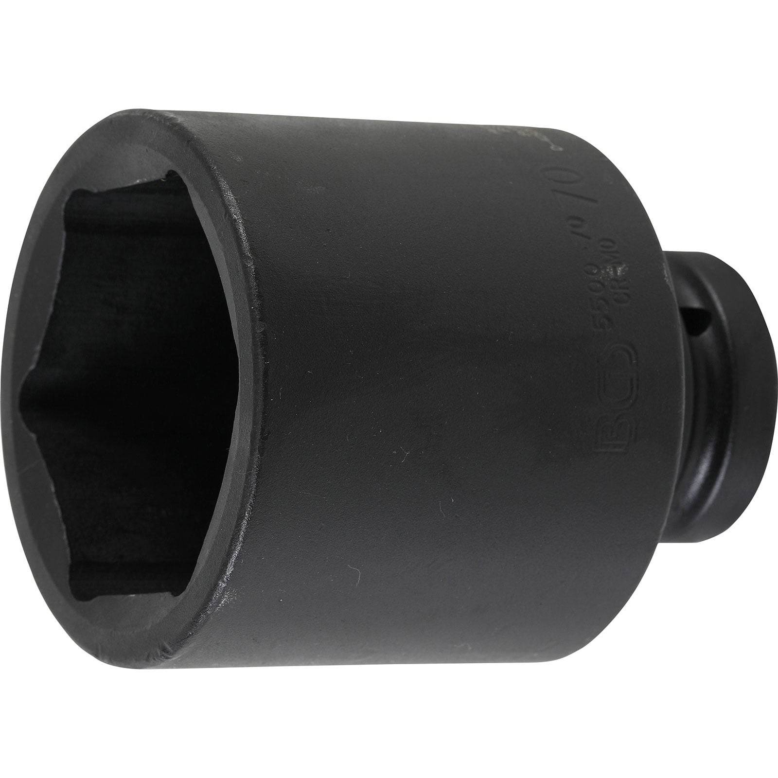 Eine große, sechseckige schwarze Schlagschrauber-Nuss, die für den Einsatz mit schweren Werkzeugen entwickelt wurde, vor einem einfarbigen Hintergrund.