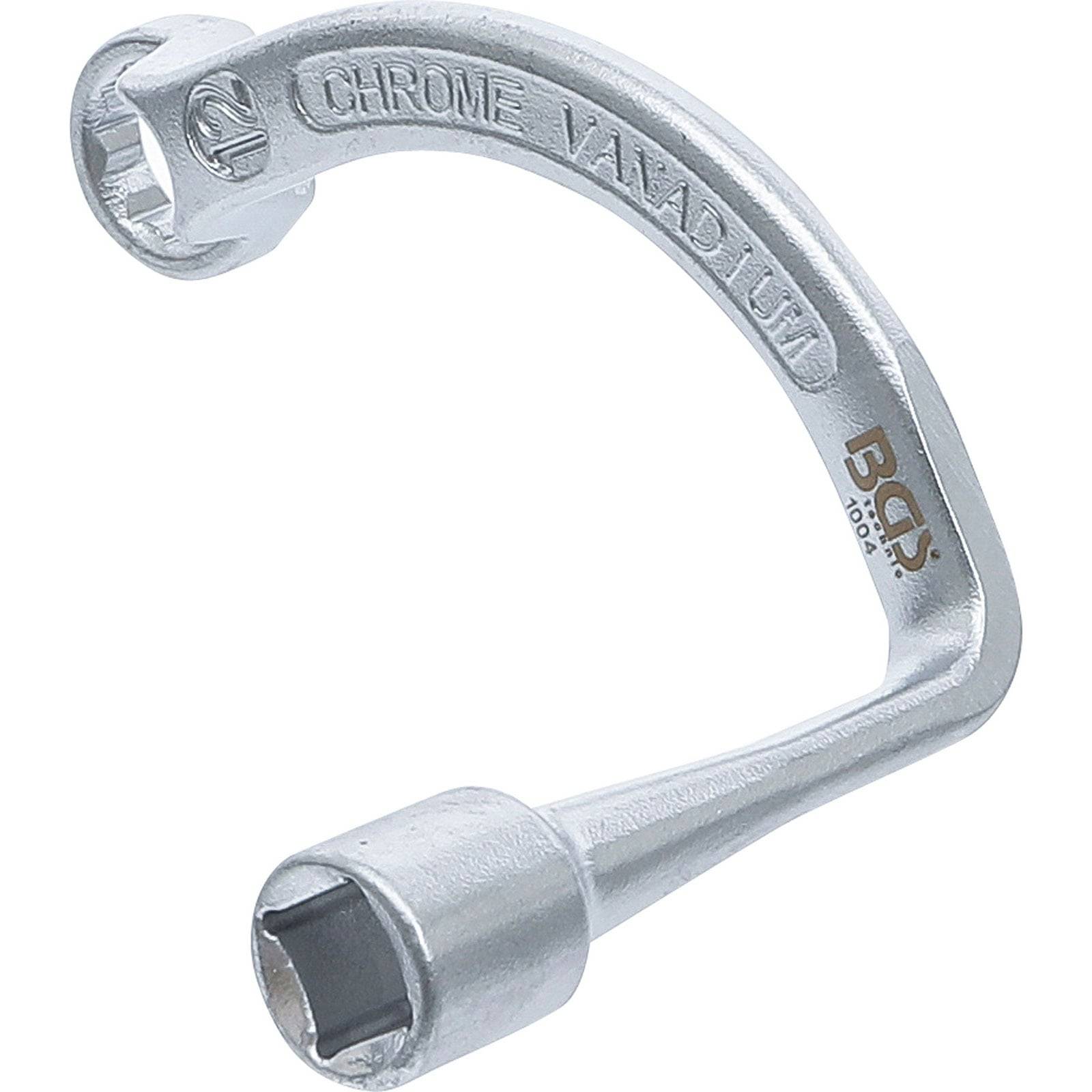 Ein glänzender, U-förmiger Chromschraubenschlüssel mit Stecknussende und 'B.D.'-Branding, der zum Festziehen oder Lösen von Muttern und Schrauben verwendet wird.