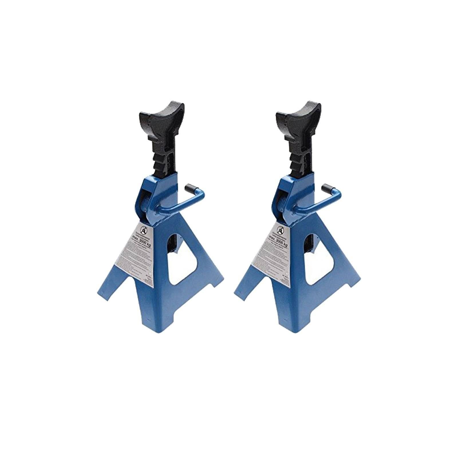 Zwei blaue Wagenheber-Unterstellböcke mit schwarzen verstellbaren Armen, die entwickelt wurden, um ein Fahrzeug während Wartungsarbeiten sicher zu stützen.