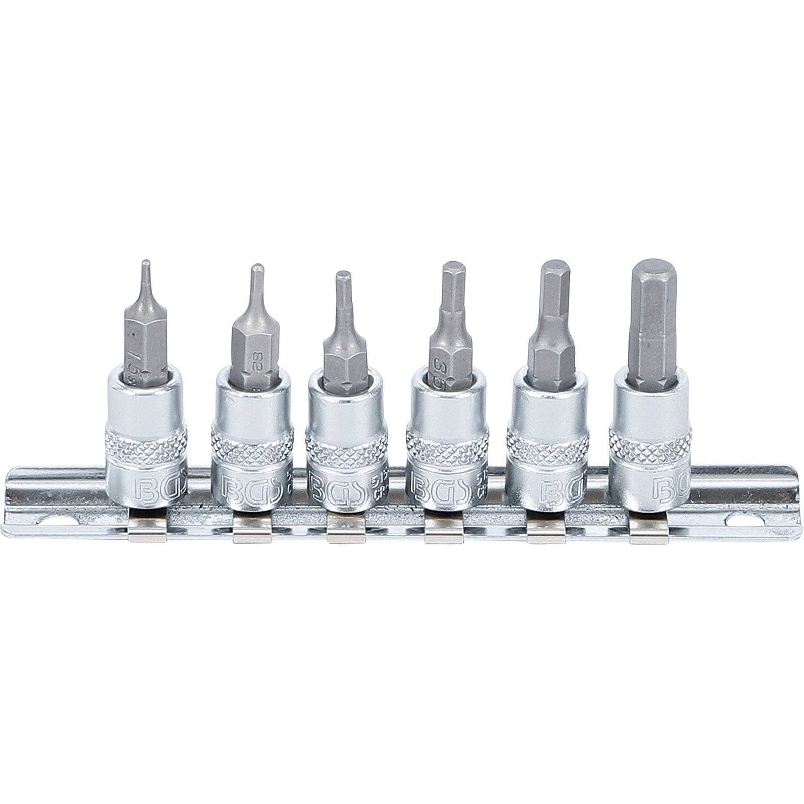 Sechs Sechskant-Bits unterschiedlicher Größen, die auf einer Metallschiene angeordnet sind, zum Eindrehen von Schrauben, mit glänzend silbernen Oberflächen und gravierten Markierungen.