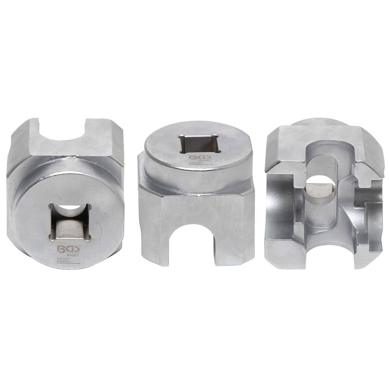 Drei silberne Metalladapter für Steckschlüssel in verschiedenen Größen und Designs, jeweils mit quadratischen Öffnungen.