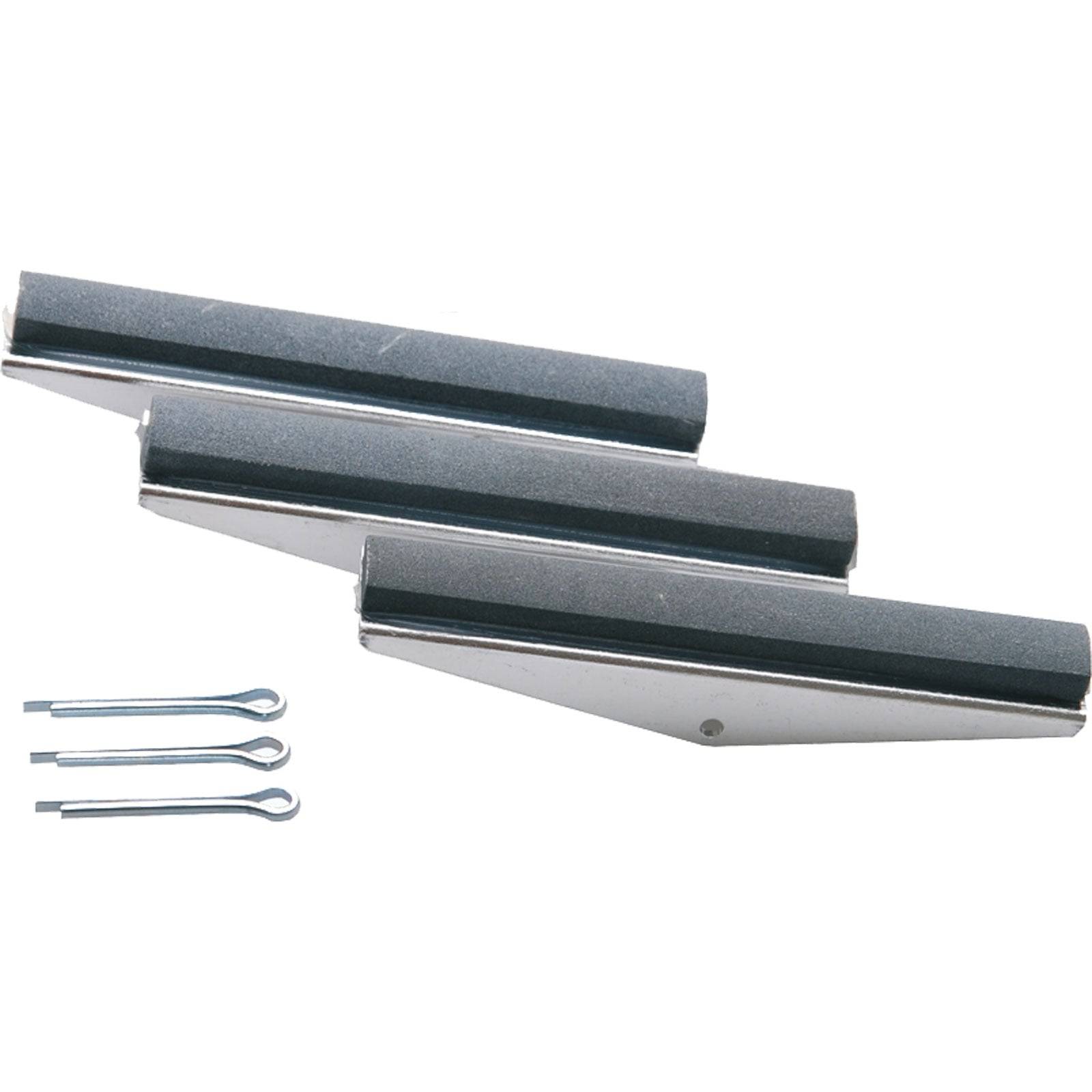 Drei metallische Schlitzfedern in abgestuften Größen, horizontal angeordnet, mit drei Splintbolzen daneben.