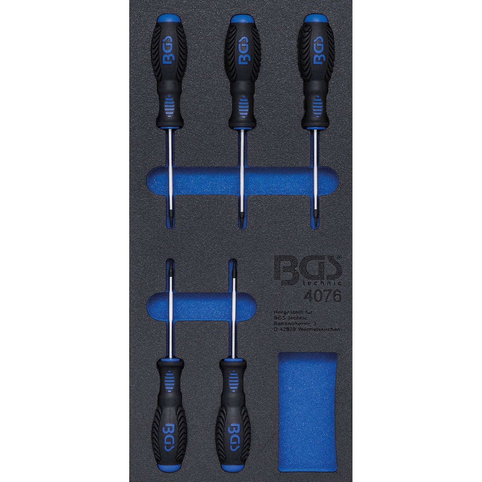 Satz von vier BGS-Schraubenziehern in einem Schaumhalter. Jeder verfügt über einen ergonomischen Griff in Schwarz und Blau, der sicher in vorgeschnittenen Aussparungen positioniert ist.