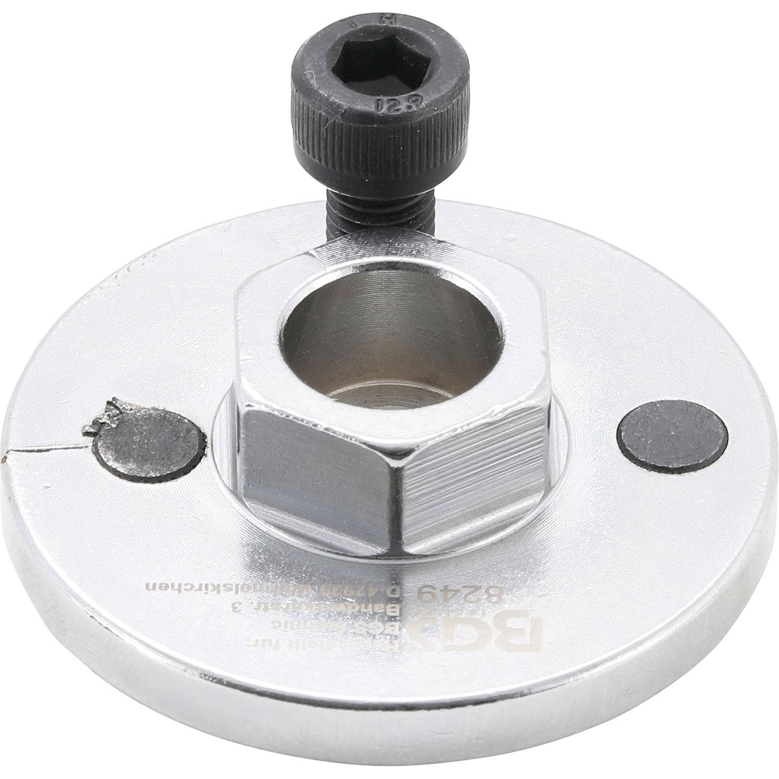 Ein kleiner, runder MetallAdapter mit einer zentralen sechseckigen Mutter und einer schwarzen Schraube oben, der zum Befestigen von Komponenten in Maschinen verwendet wird.