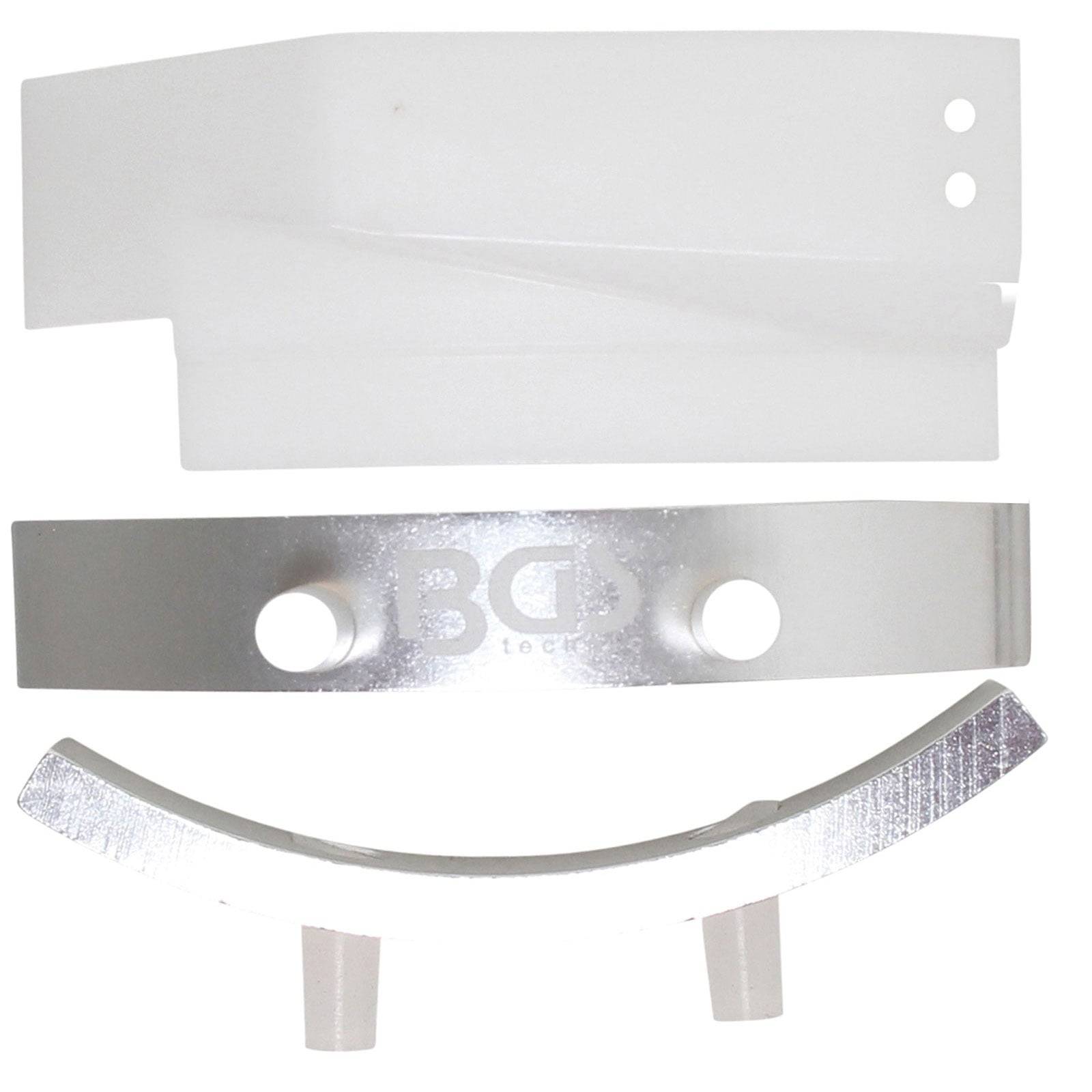 Ein Satz weiße und metallische Nockenwellenblockierwerkzeuge zur Motorausrichtung, bestehend aus drei mit 'BGS' gekennzeichneten Stücken.