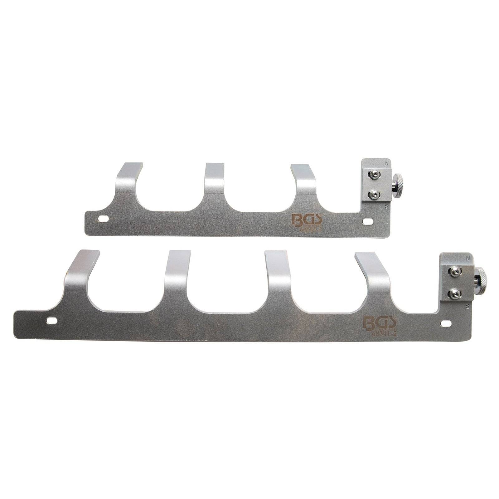 Metall-Werkzeughalterungshalterungen, jede mit vier Schlitzen und einem Sicherungsknopf, entwickelt zur effizienten Organisation von Handwerkzeugen in einer Werkstatt.