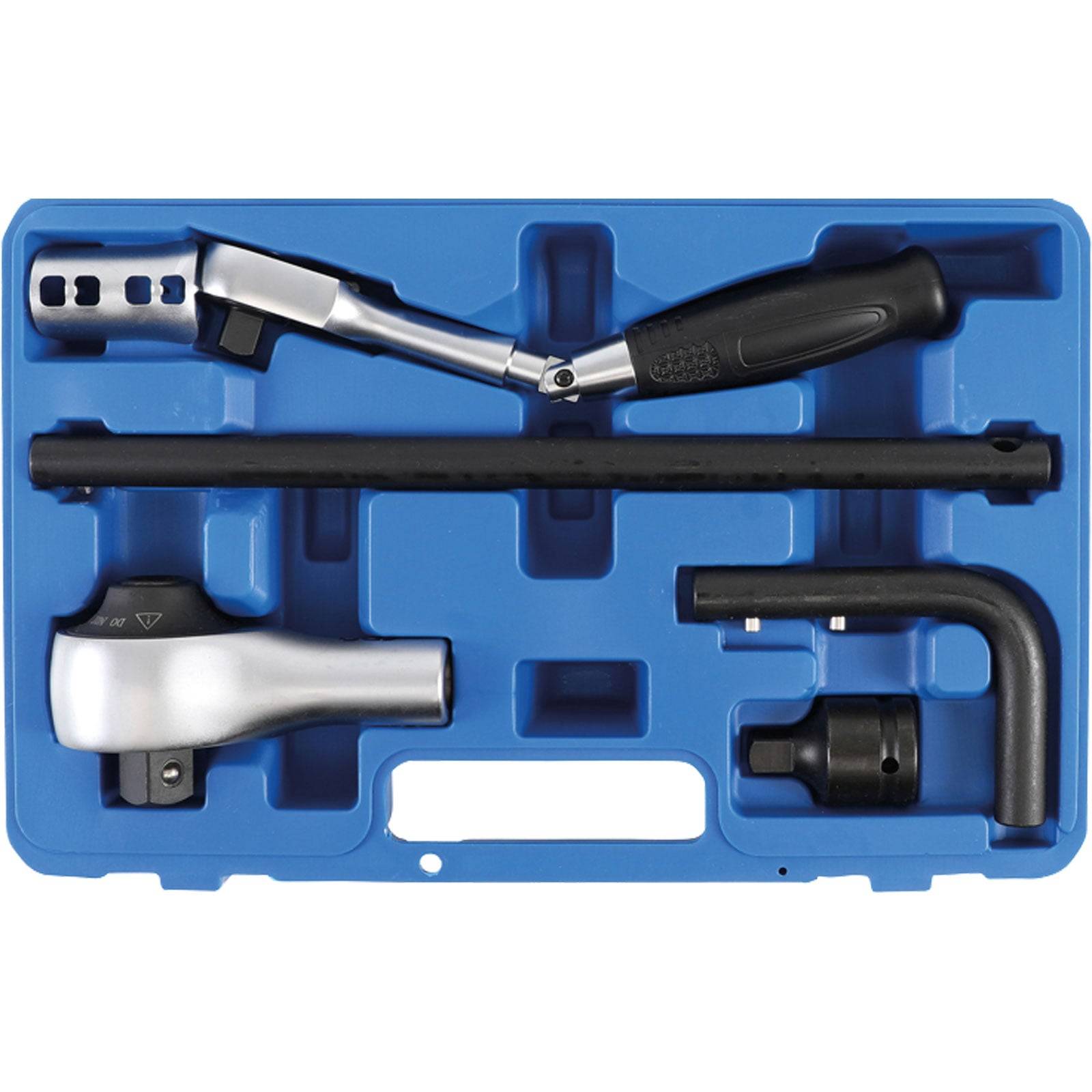 Ein blauer Werkzeugkoffer, der einen Knarrenschlüssel, Verlängerungen und verschiedene Stecknüsse enthält, die ordentlich in ihren vorgesehenen Fächern angeordnet sind.