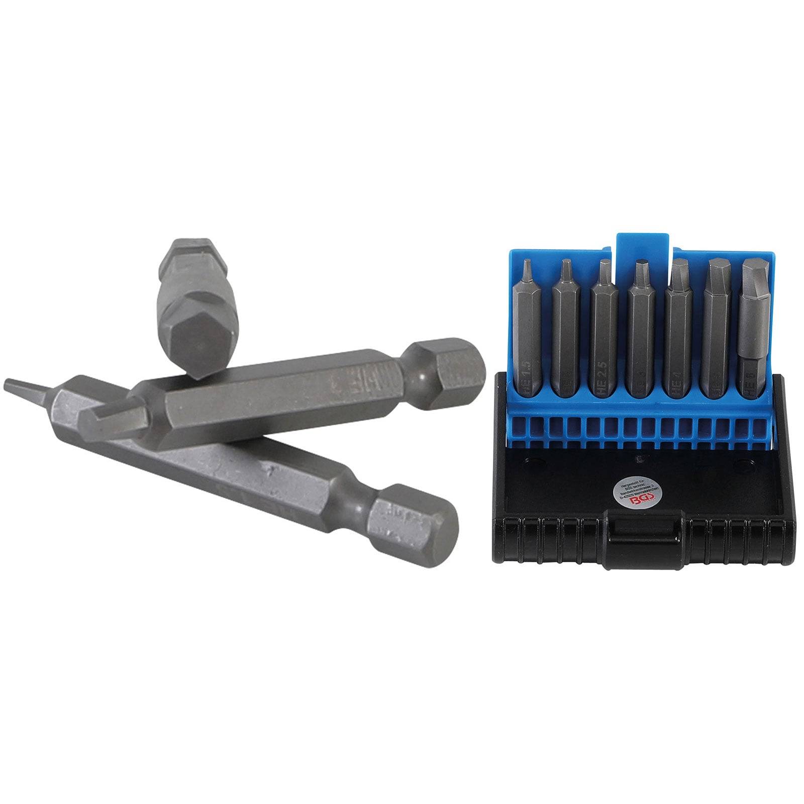 Ein Set aus sechs Sechskantbits in einem blau-schwarzen Halter und zwei losen Sechskantbits auf einem weißen Hintergrund.