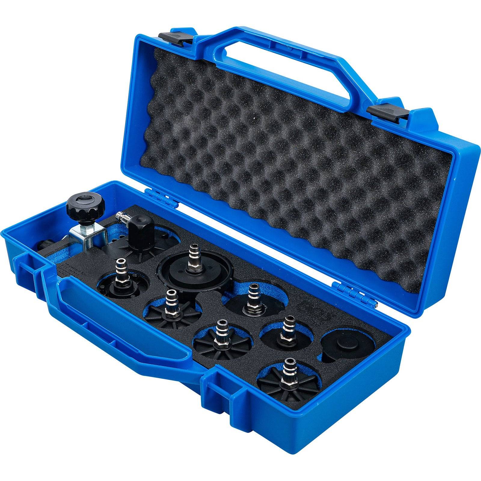 Eine blaue Kunststoffbox mit offener Deckelklappe, in der ein Kühlerdrucktester-Set mit verschiedenen Adaptern und einem Manometer ausgestellt ist.
