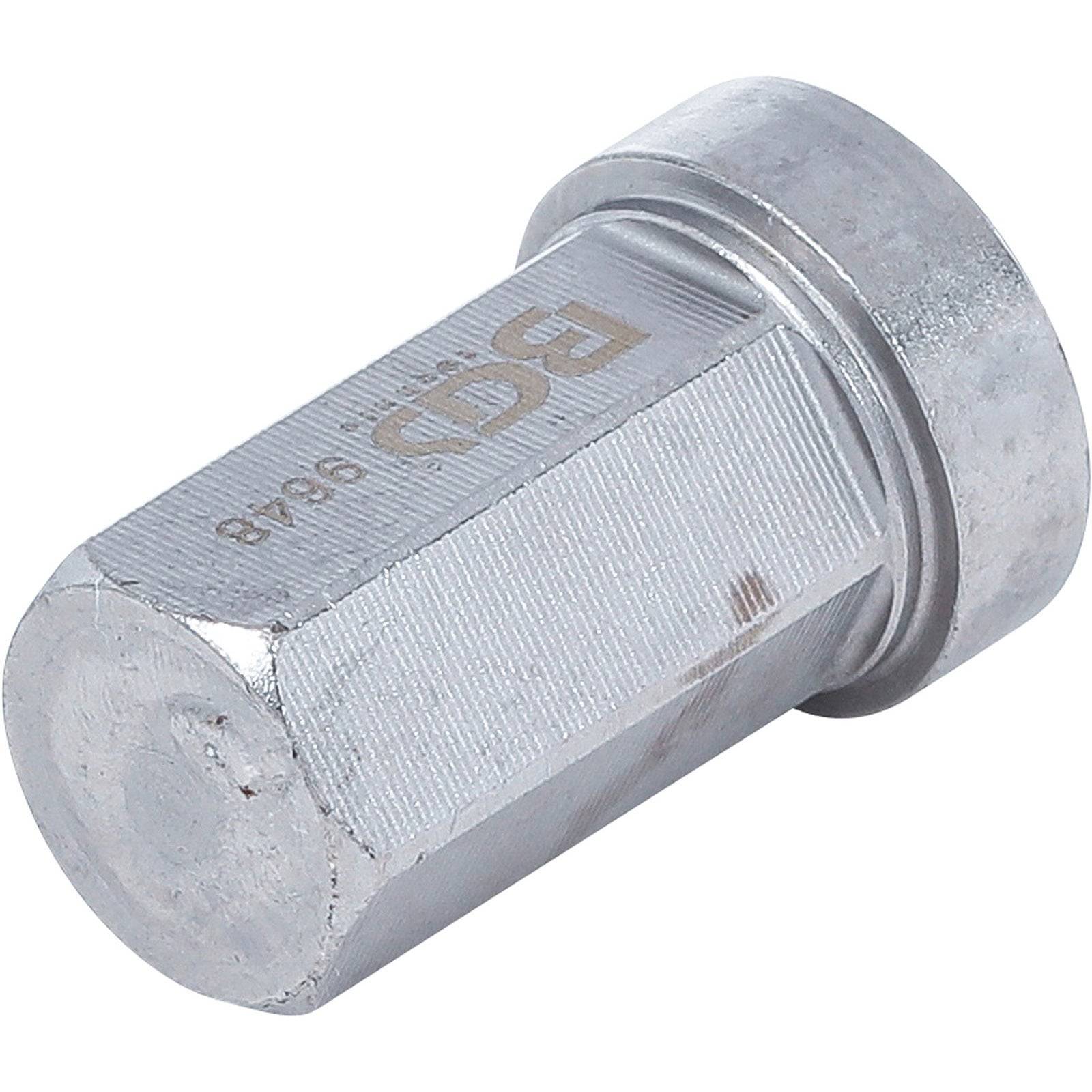 Eine sechseckige Metallmutter mit der Gravur 'BFD 9218' an der Seite, verwendet zum Befestigen von Rädern an einer Fahrzeugradnabe.