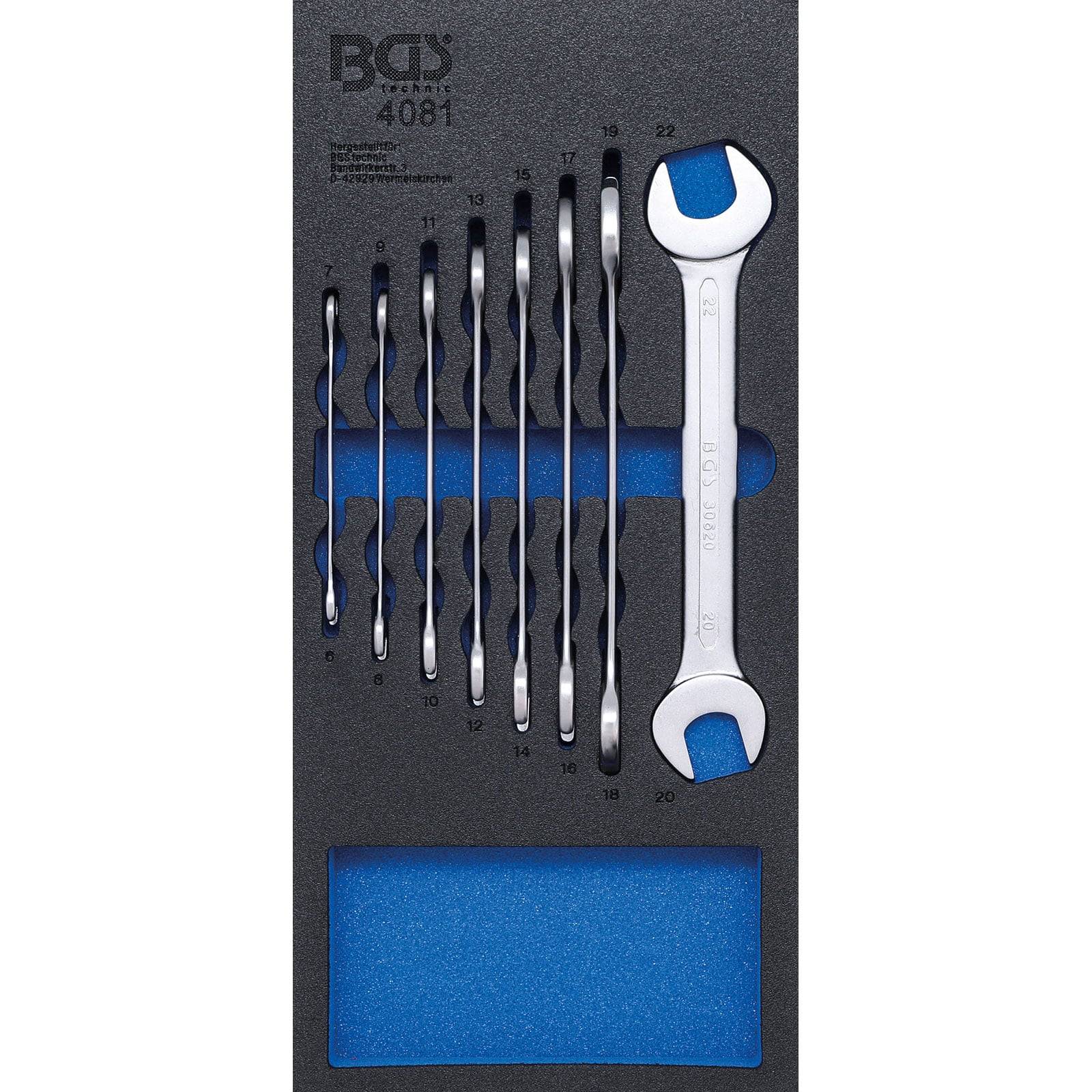 Ein Satz von neun silbernen Schraubenschlüsseln, nach Größe in einem Schaumstoffhalter organisiert. Umfasst die Größen 6 bis 22, ausgenommen 7, mit Aufbewahrungsfächern.