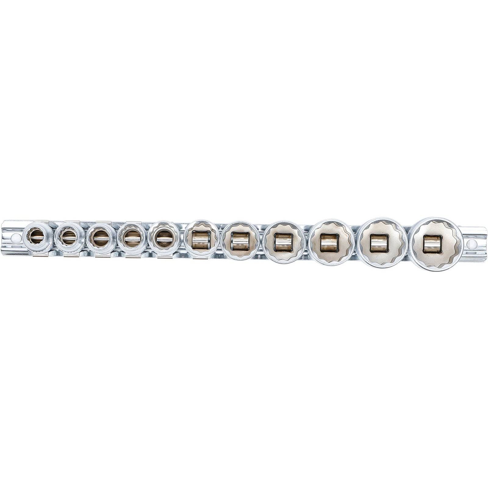 Eine Reihe von zwölf metallfarbenen Steckschlüsseln, nach Größe von kleinsten zum größten in einer geraden Linie angeordnet.