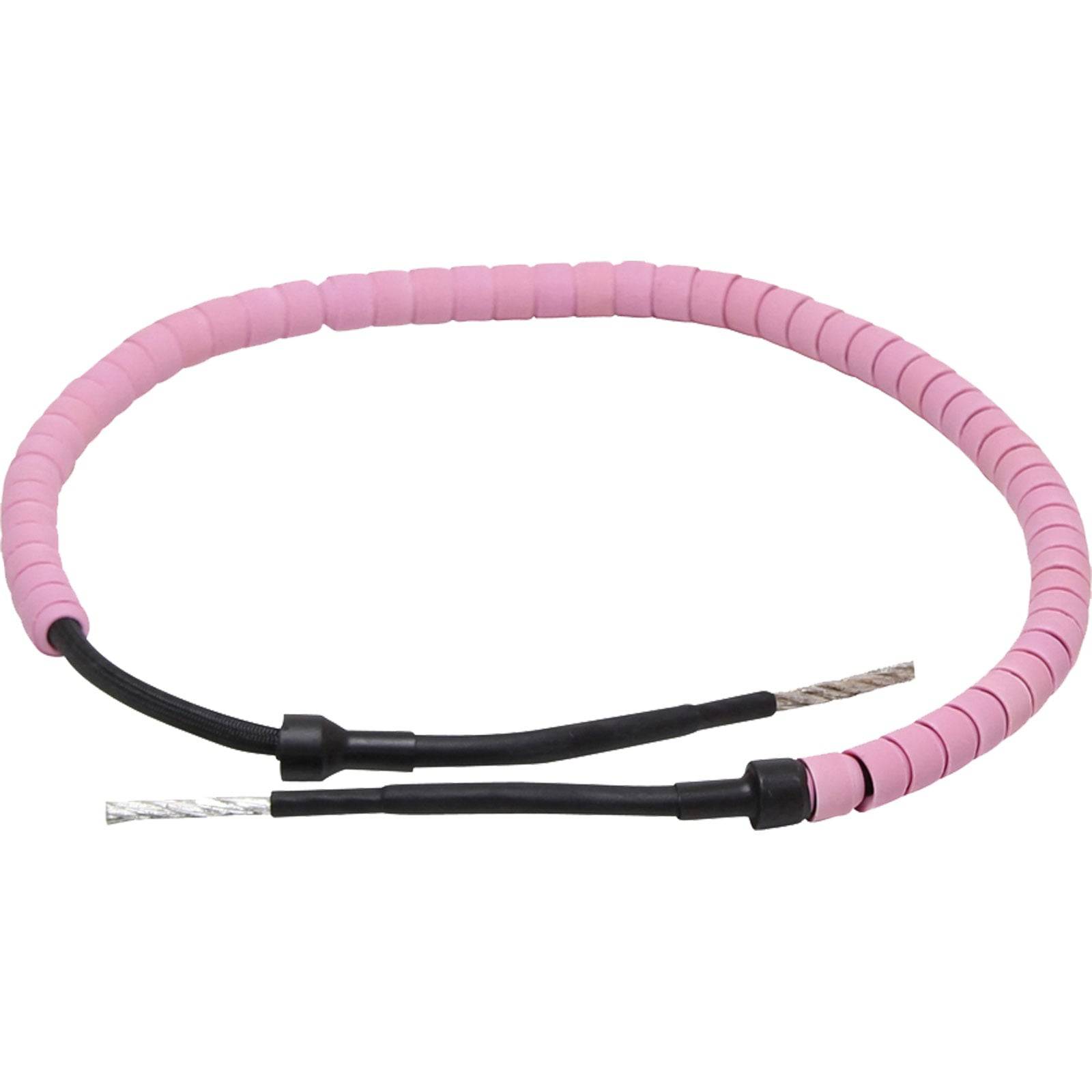 Ein aufgerolltes schwarzes Kabel mit einer rosa spiralförmigen Umhüllung; jedes Ende weist freiliegende Metalldrahtkontakte für die Verbindung elektronischer Geräte auf.