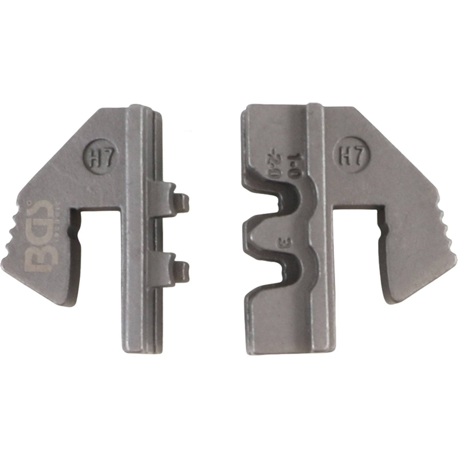 BGS H7 Einstellwerkzeug, zwei Metallteile mit Einschnitten und Markierungen, verwendet zur präzisen Ausrichtung von Motorkomponenten.