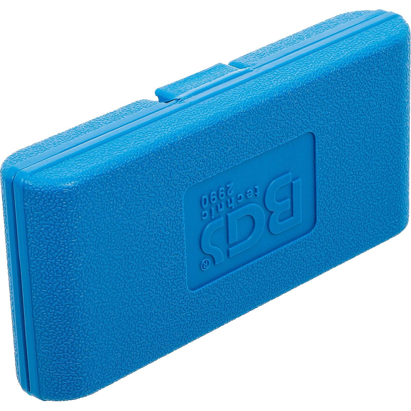 Eine blaue, rechteckige Plastikbox mit strukturierter Oberfläche und einem Verschluss, auf dessen Deckel die Buchstaben 'BGS' und 'technic 3990' geprägt sind.