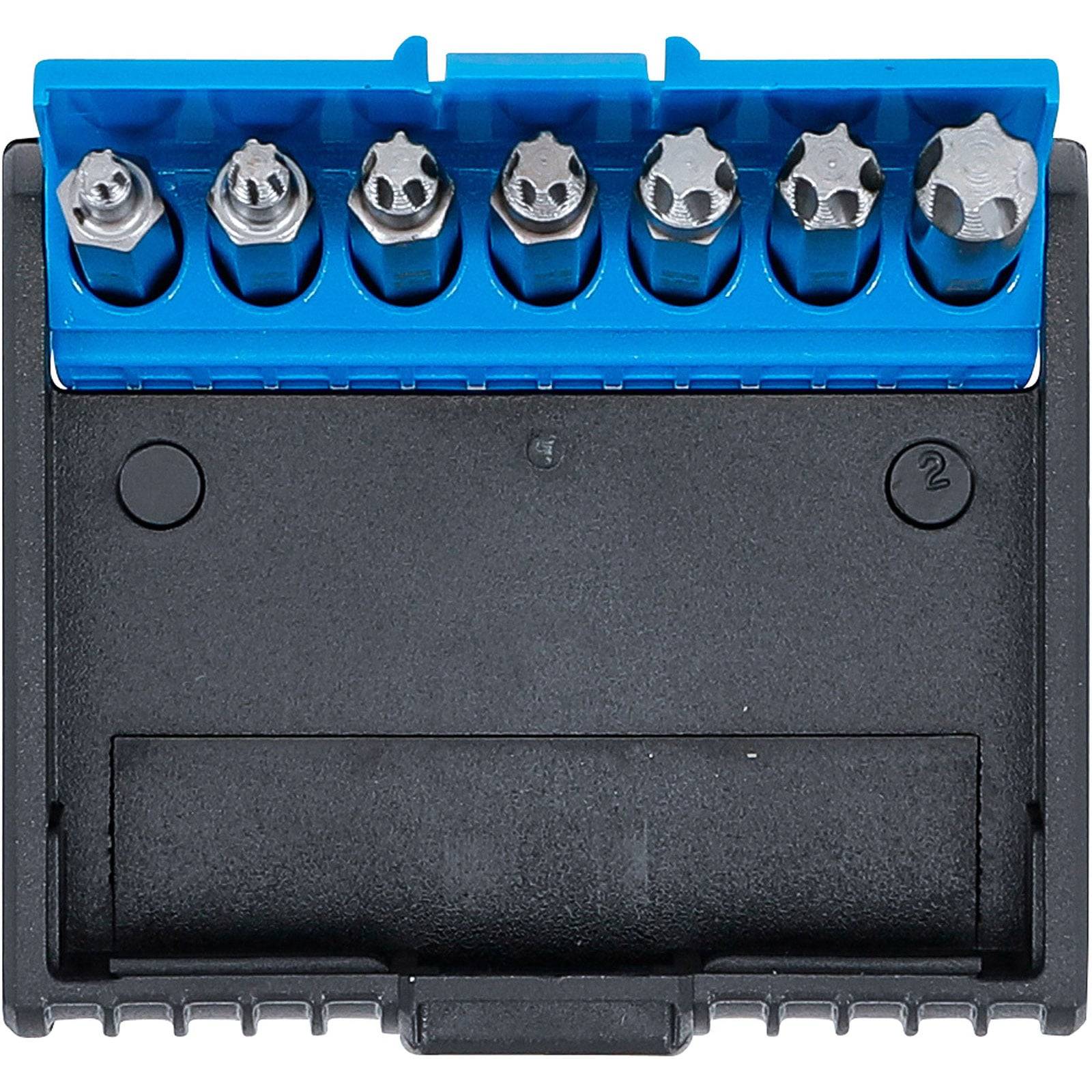 Ein Satz von sieben Schraubenziehereinsätzen mit unterschiedlichen Kopfformen, die in einem blauen Halter befestigt sind, der auf einer schwarzen Basis montiert ist.