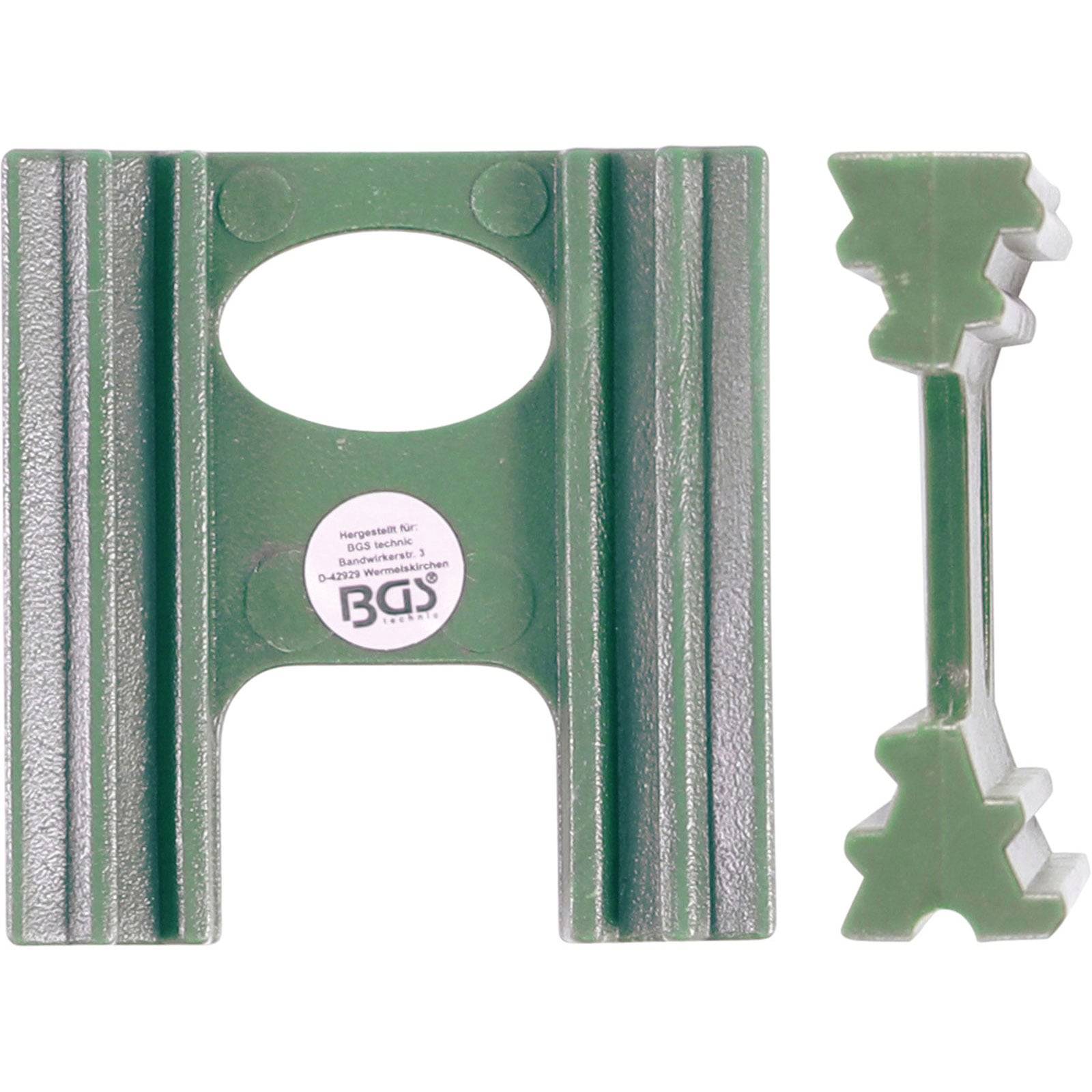 Ein grünes Werkzeug mit Rillen und einem kreisförmigen Mittelloch, mit der Aufschrift ‚BGS', von vorne und von der Seite gezeigt, das zum Ausrichten oder Abständen von Teilen verwendet wird.