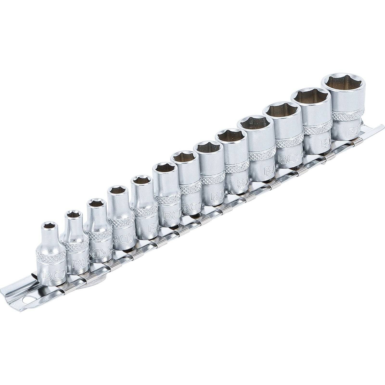 Ein Satz silberfarbener Stecknüsse in verschiedenen Größen, ordentlich in einer Reihe auf einem Metallständer angeordnet, von der kleinsten bis zur größten Größe.