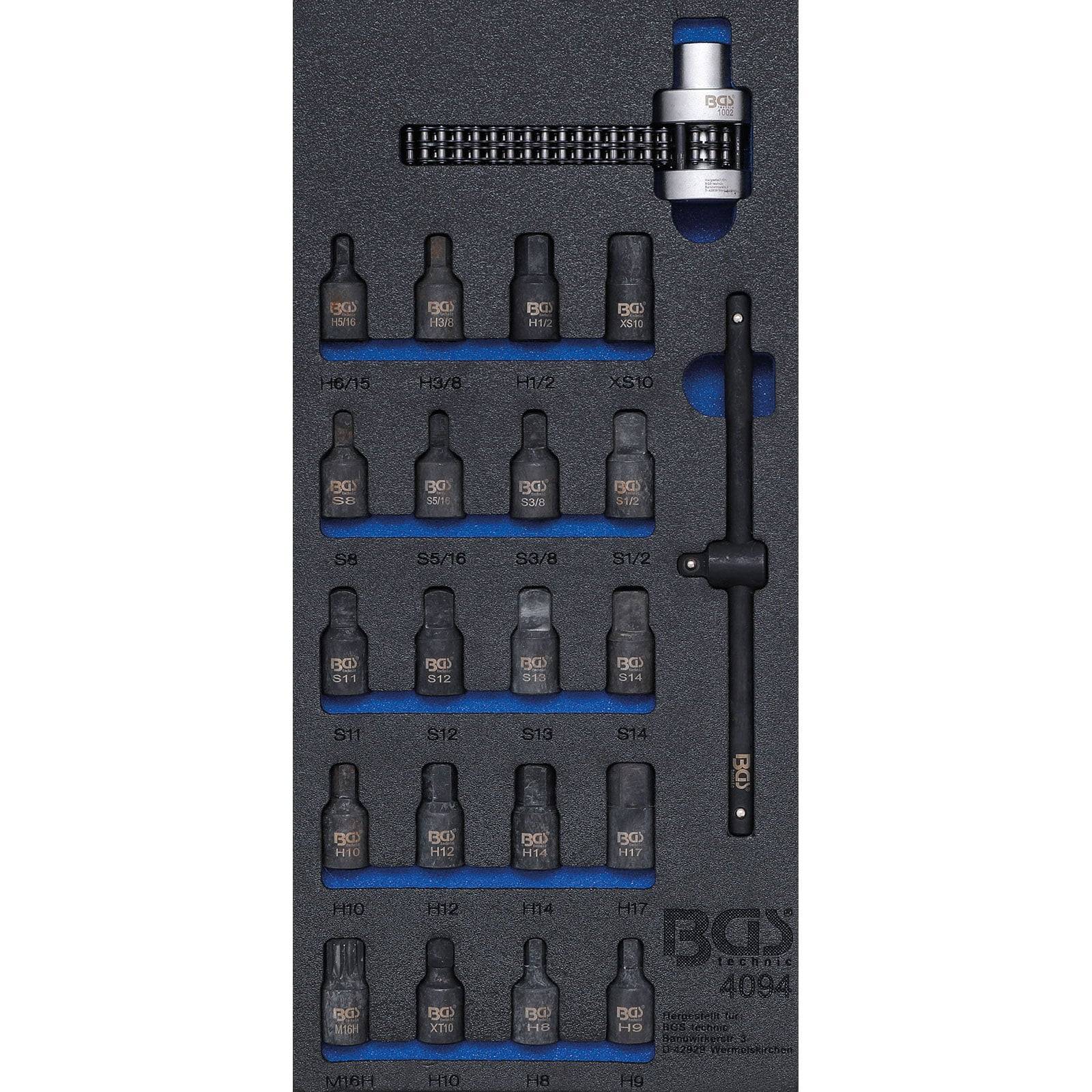 BGS-markiertes Steckschlüssel- und Bitset, in Schaumstoffausparungen angeordnet. Enthält verschiedene Steckschlüsselgrößen und Sechskantbits, mit Knarrenschlüssel und Verlängerung.