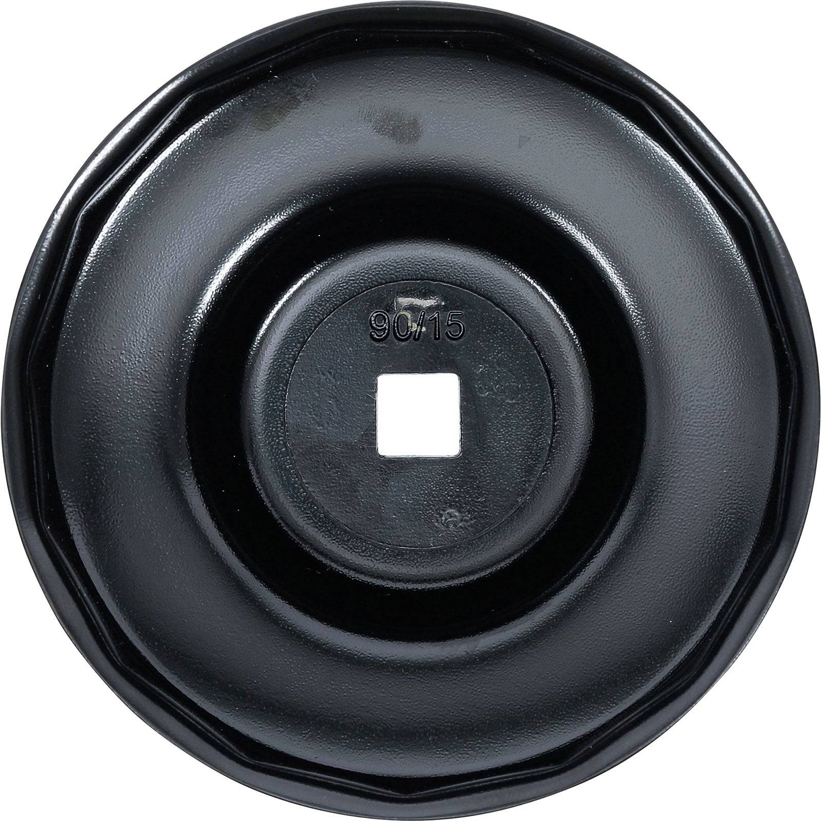 Eine runde schwarze Metallradblende mit einer quadratischen Mittelöffnung, gestempelt mit der Nummer '9015'.