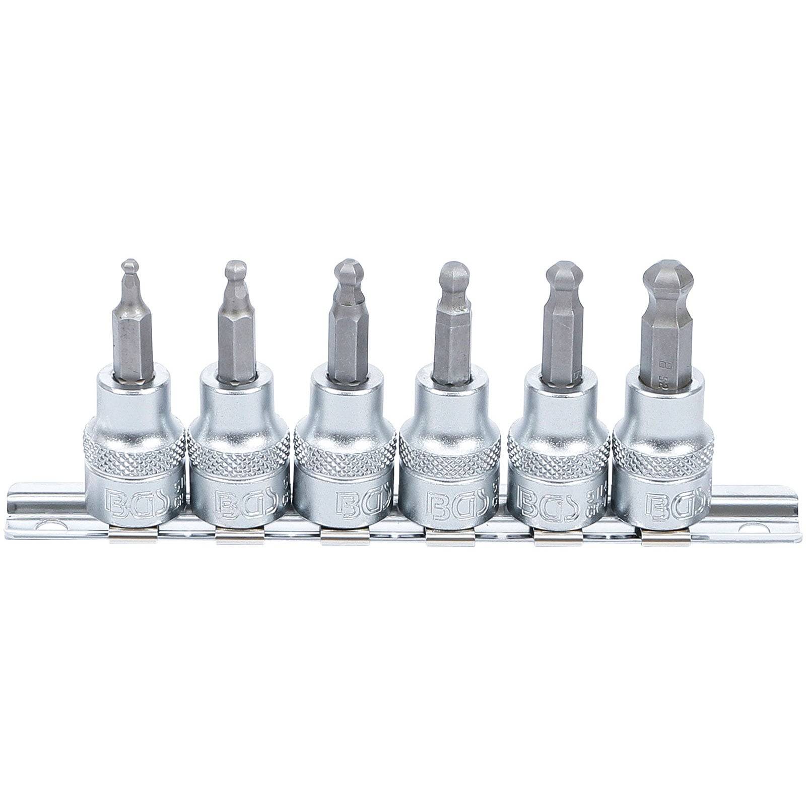 Sechs silberne Schraubendrehen-Bits, die auf einem Metallhalter angeordnet sind, jeder mit unterschiedlichen Spitzenformen, die für verschiedene Schraubentypen verwendet werden.