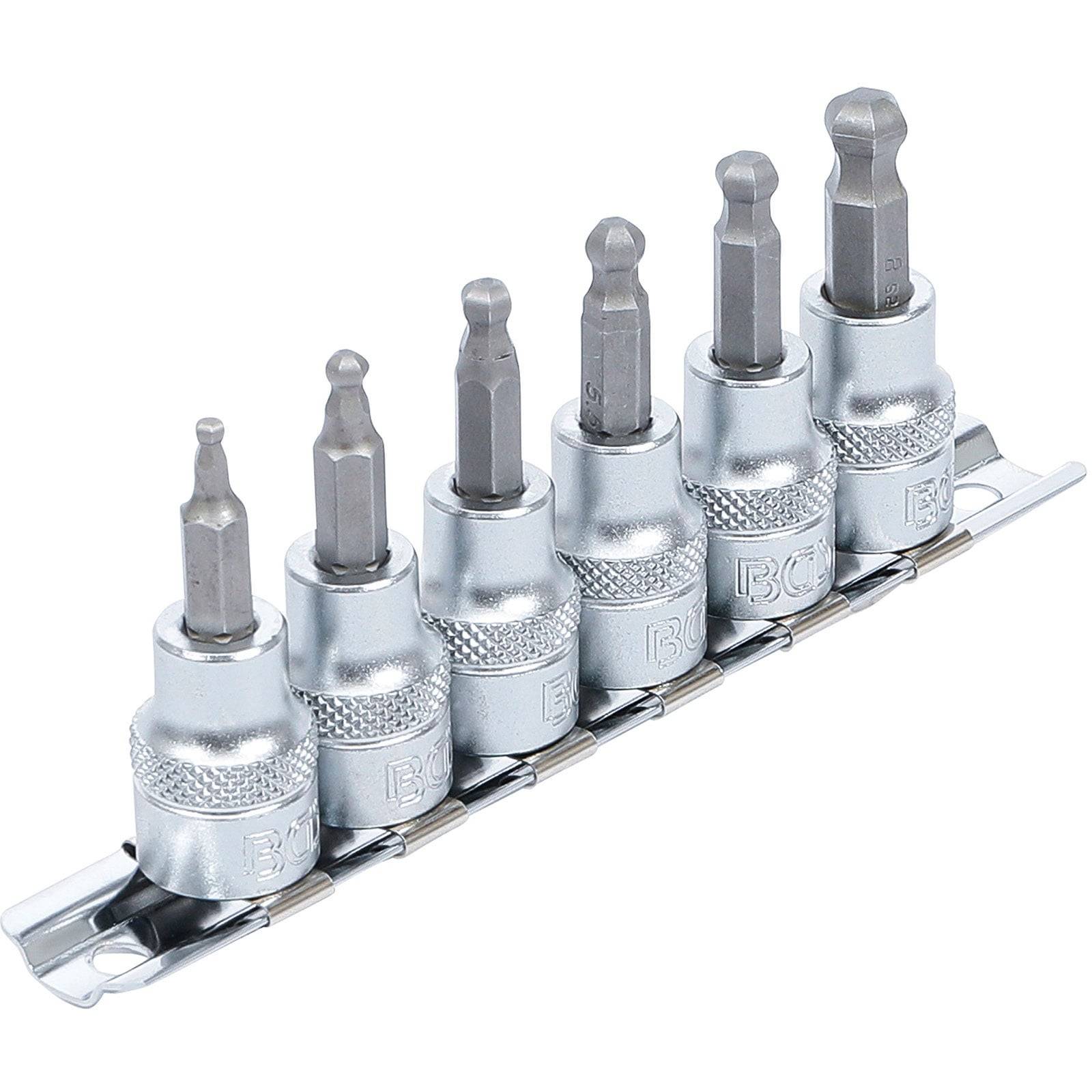 Sechs Chrom-Stecknussadapter auf einer Metallschiene, die jeweils ein sechseckiges Ende zur Werkzeugaufnahme haben und von kleinsten bis größten in einer Reihe angeordnet sind.