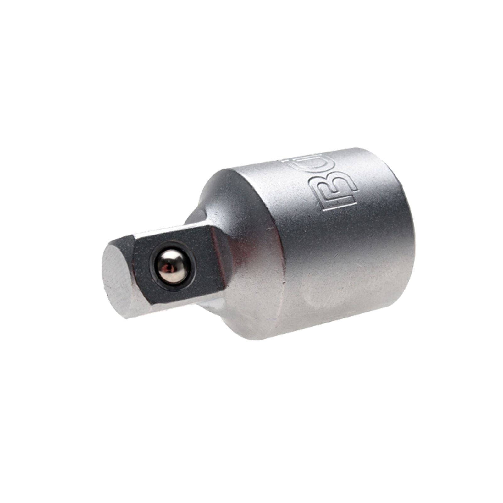Ein metallischer Steckadapter mit quadratischem Antrieb und Kugellagersperre zum Verbinden von Werkzeugaufsätzen.