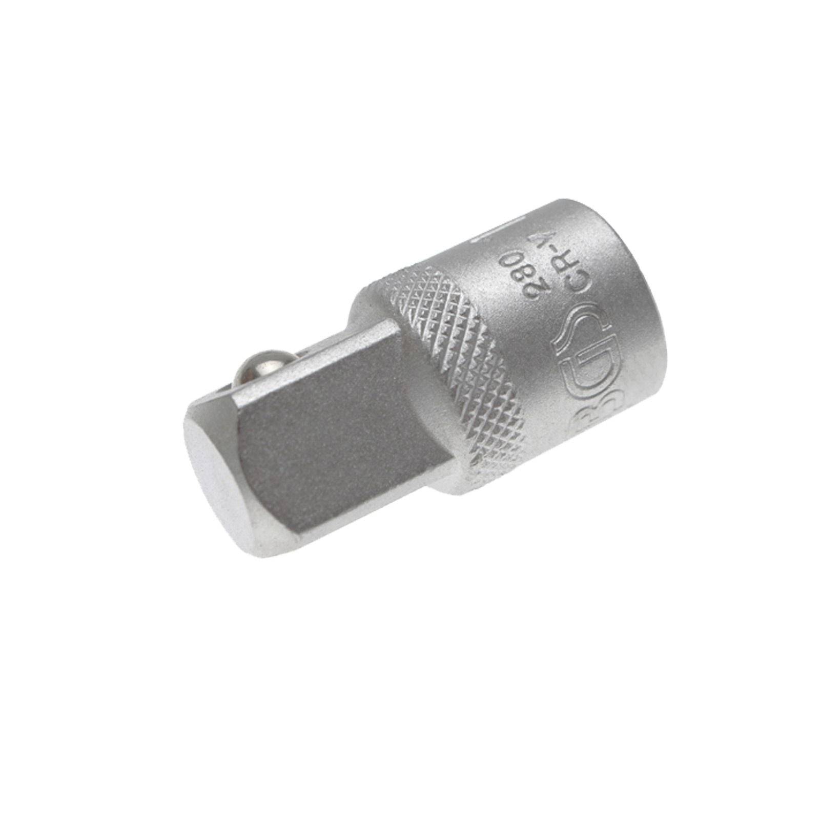 Sechskantadapter mit strukturiertem Griff, entworfen für die Befestigung an Steckschlüsseln, mit Branding und Teilenummer auf der zylindrischen Oberfläche.