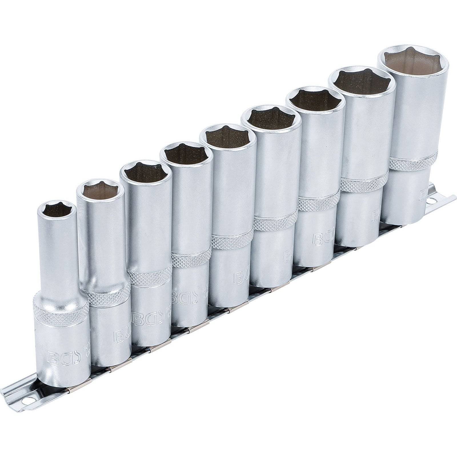 Ein Satz von zehn silbernen Steckschlüsseln in verschiedenen Größen, die in einer Reihe auf einem Metallhalter angeordnet sind.