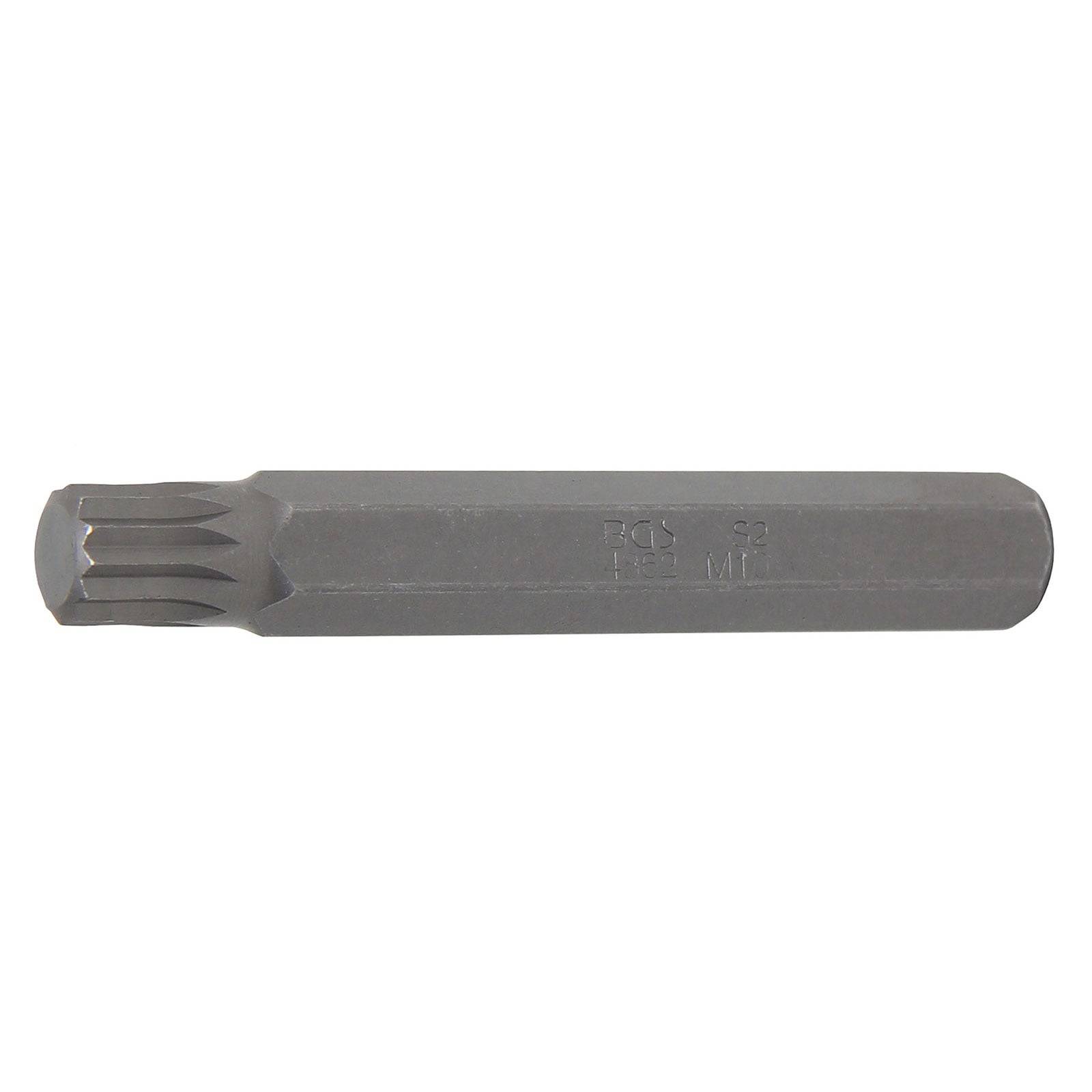 Ein Metallbohrer mit sechseckiger Basis und gerillter Spitze liegt horizontal auf einem weißen Hintergrund.