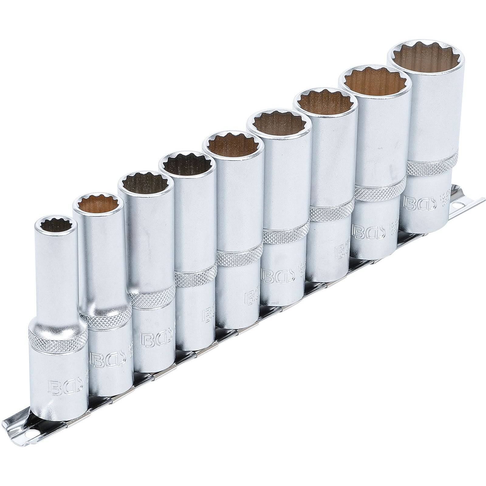 Eine Reihe von neun silbernen Steckschlüsseln in aufsteigender Größenordnung auf einem Metallgestell angeordnet, aus seitlicher Perspektive betrachtet.