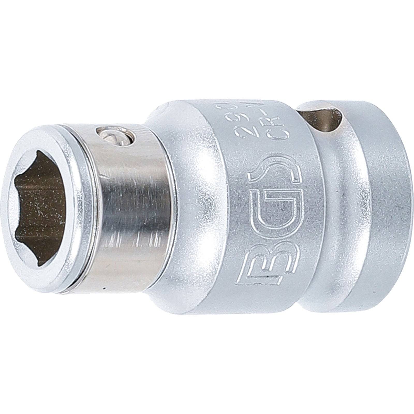 Ein chrom-beschichteter Socketadapter mit sechseckiger Öffnung und eingravierten BGS-Logo an der Seite, entwickelt zum Anschluss eines Werkzeugs an eine Steckdose.
