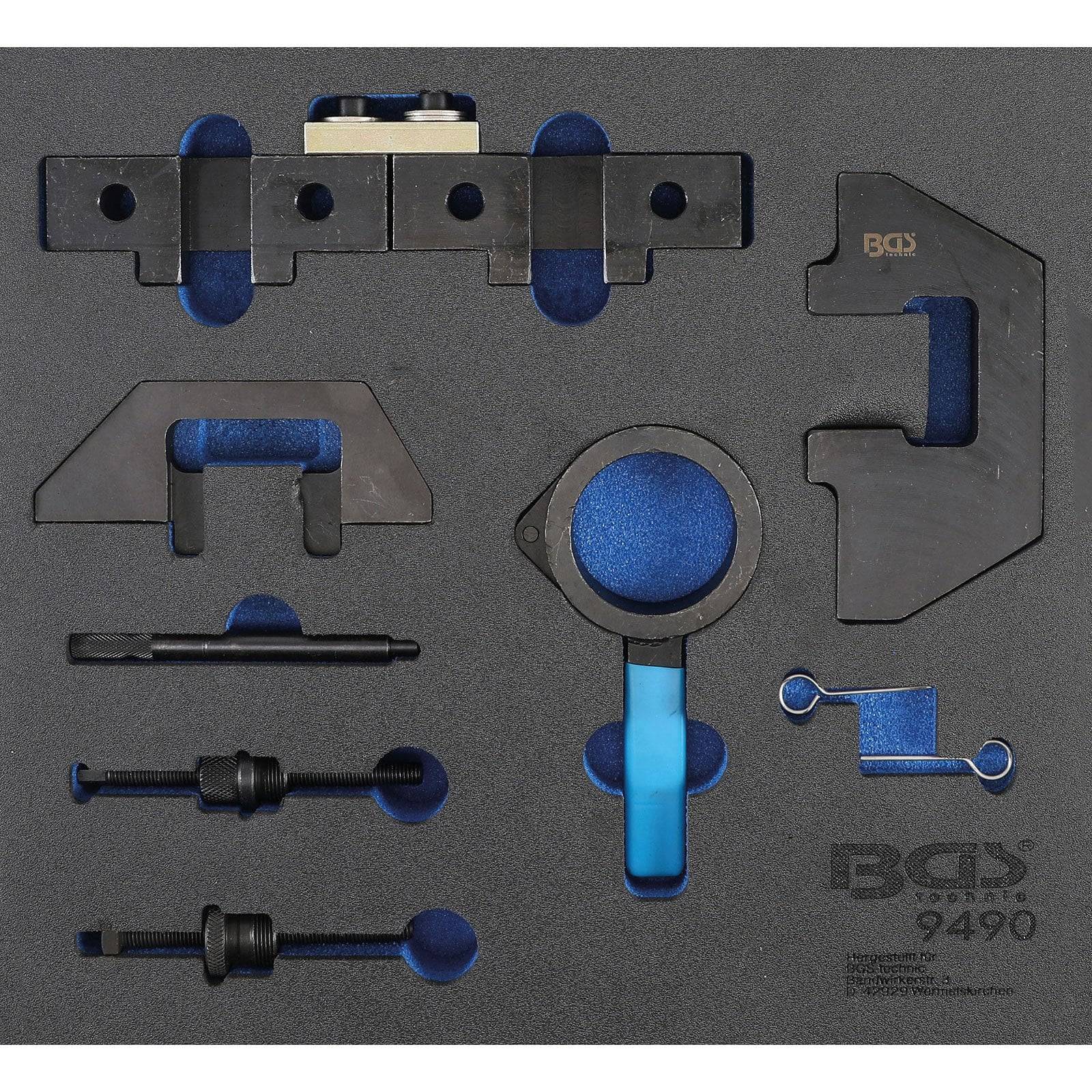 Werkzeugkoffer mit verschiedenen schwarzen und blauen Metallkomponenten, einschließlich Klammern, Schrauben und Messinstrumenten, ordentlich in einem Schaumstoffkoffer angeordnet.