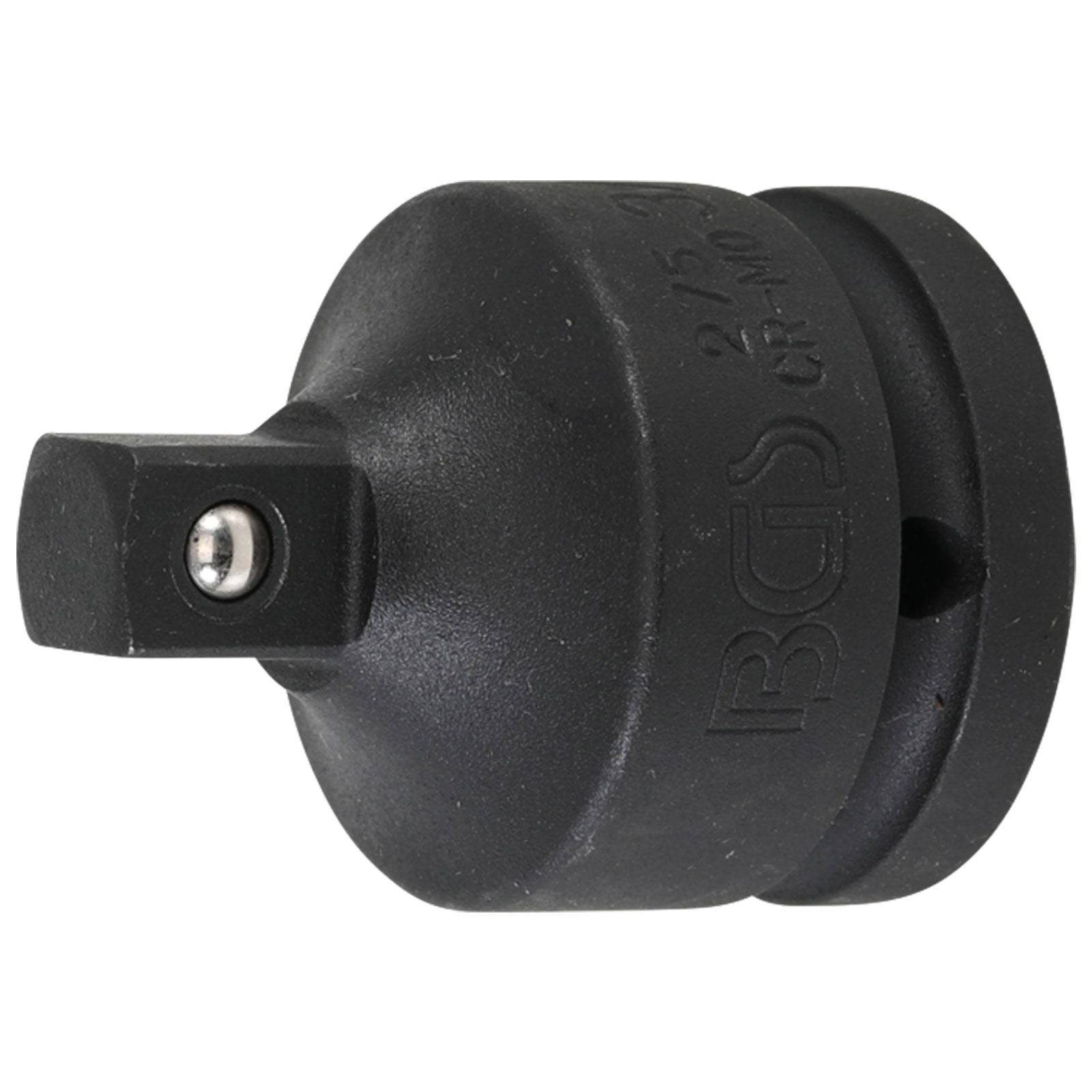 Ein schwarzer Sockel-Adapter mit 'BGS' Branding, der zwischen einem Knarrgriff und einer Stecknuss platziert wird und für mechanische oder automotive Aufgaben verwendet wird.
