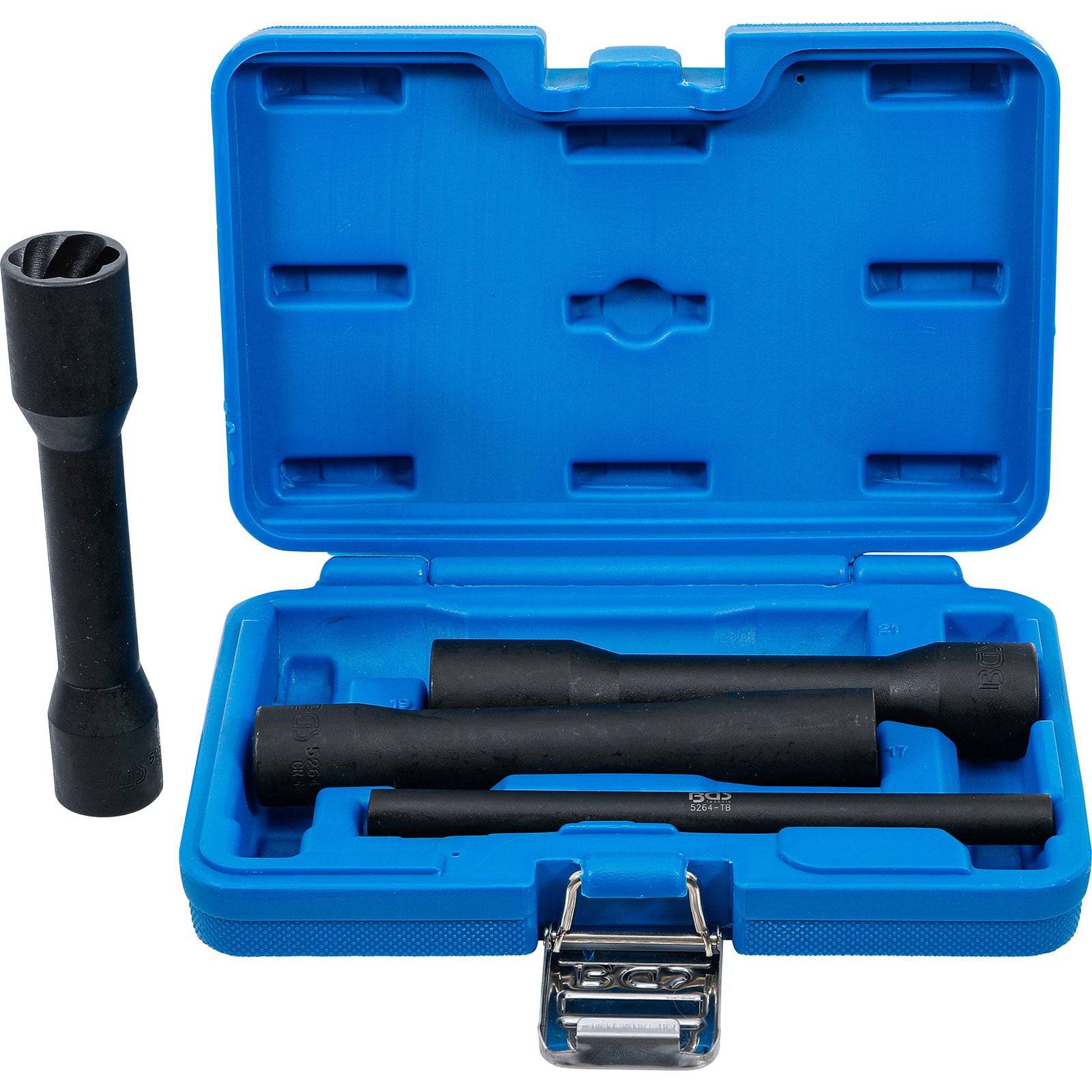 Eine blaue Plastikbox, die drei schwarze Schlagschrauber-Verlängerungen unterschiedlicher Längen enthält, wobei zusätzlich eine weitere Stecknuss daneben steht.