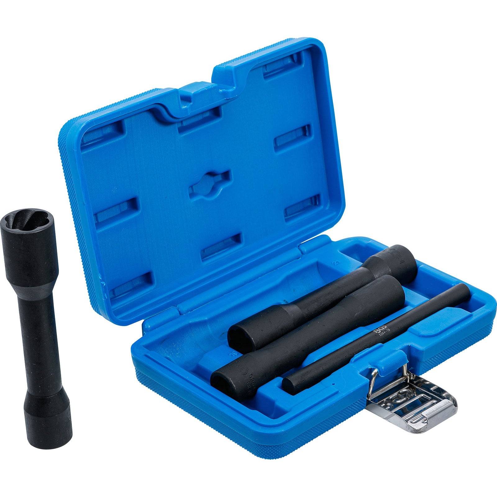 Eine blaue Plastikbox mit drei schwarzen Steckschlüsseln im Inneren, zusammen mit einem separaten stehenden Steckschlüssel.