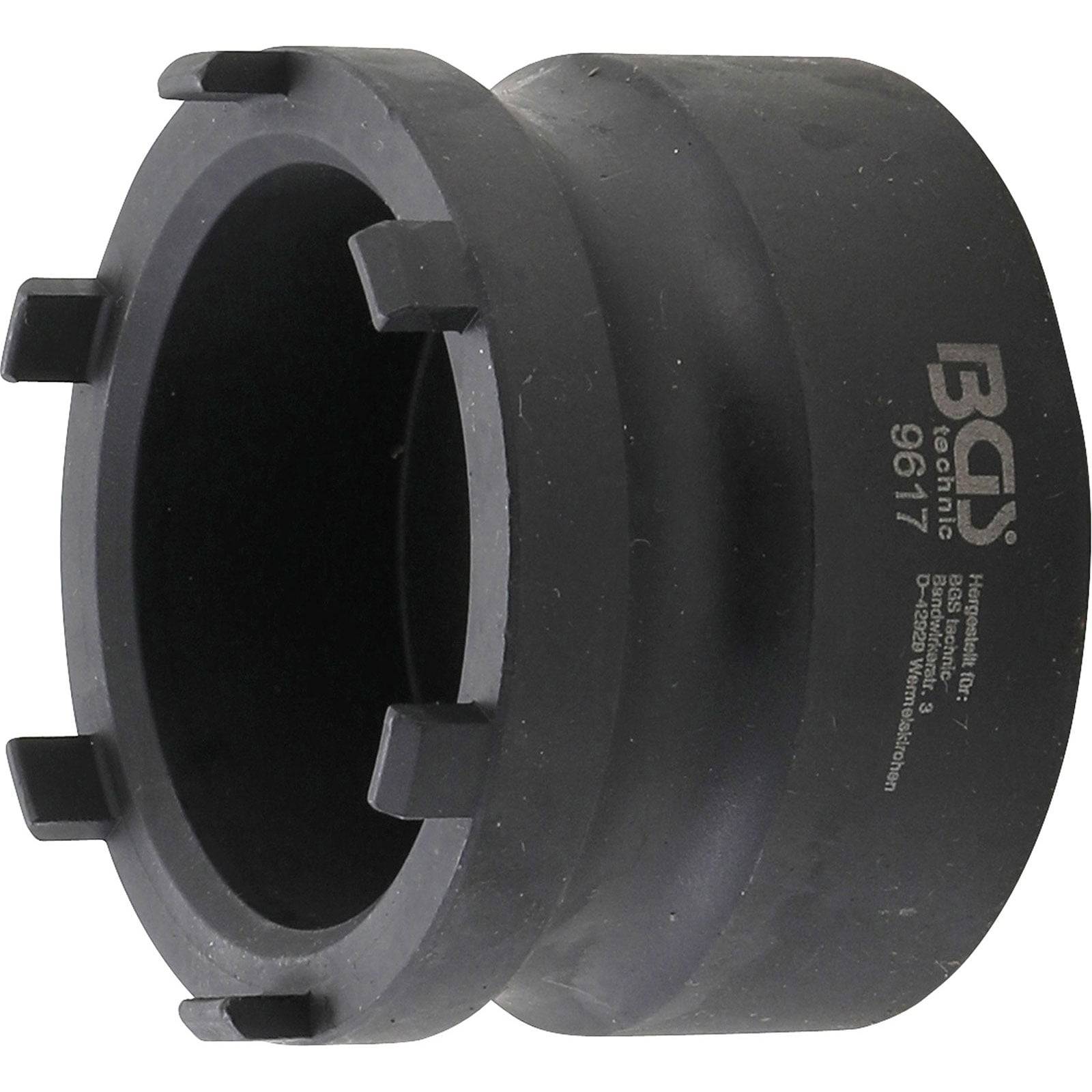Ein schwarzes, rundes, Metallwerkzeug mit der Aufschrift 'BGS Technic 9617', das für mechanische oder automotive Anwendungen verwendet wird und vier äußere Einkerbungen zur Griffigkeit aufweist.