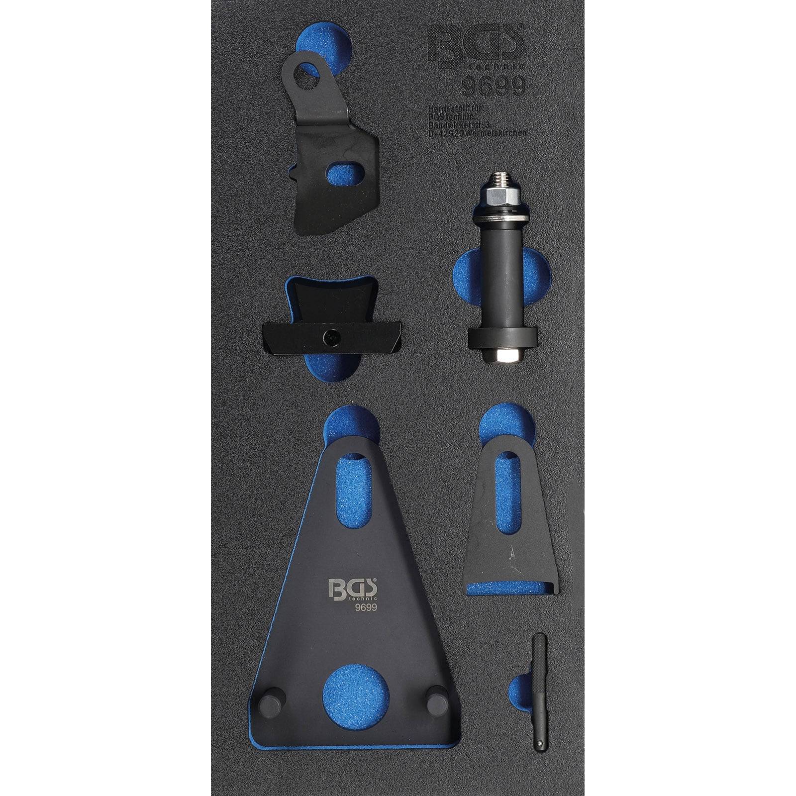 Werkzeugsatz mit verschiedenen Komponenten in einer Schaumstoffauskleidung, für den Einsatz im Automobilbereich entwickelt. Komponenten umfassen Halterungen, einen Bolzen und eine Stange.