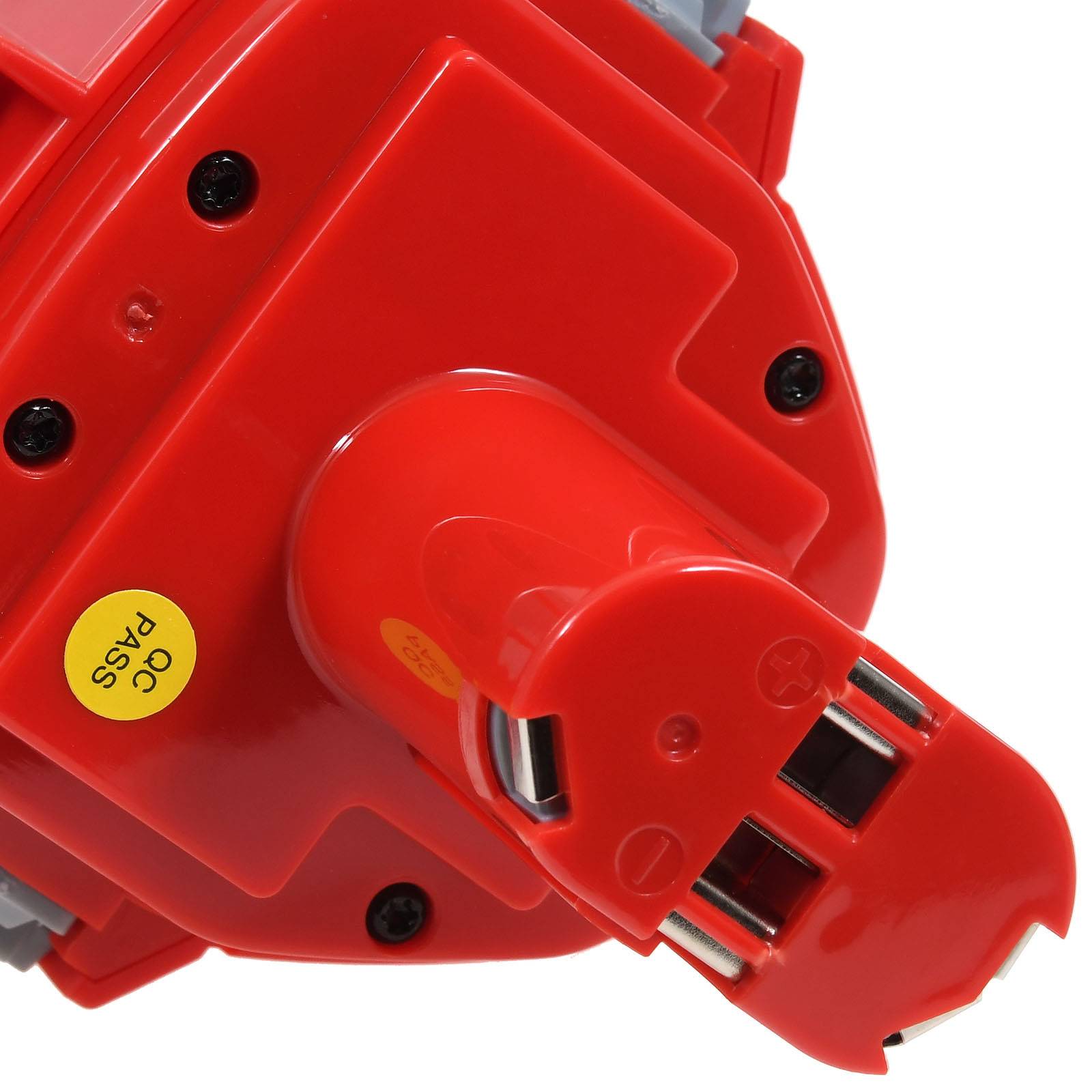 Ein rotes Akkupack mit Griff, mit freigelegten Anschlüssen und einem gelben „QC Pass